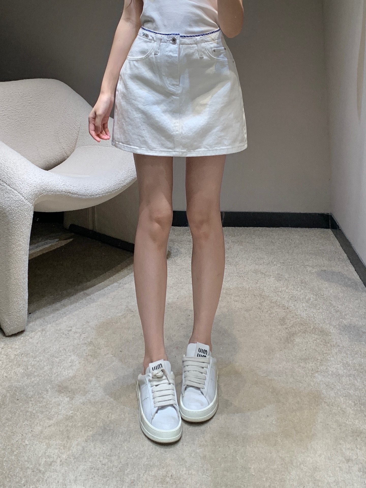 NO:335501,Miumi* 25Ss spring and summer new style, heavy industry embroidered white denim skirt丨Exclusive high-end production!  The super versatile white denim skirt is here!  A must-have style for a wardrobe. It can visually lengthen the leg lines and make you visually elevate and give you a super plus point. The style is really super slimming and can cover all imperfect hip shapes. Jimei can’t miss it!  S/M/L, miumiu, skirts, alexander wang19860909Miumi* 25Ss春夏新款 重工刺绣白色牛仔半裙丨独家高版出品！超百搭的白牛仔半裙来啦！衣柜必备实穿版型 能够从视觉上拉长腿部线条 让你视觉增高超级加分～版型真的超显瘦 可以遮住一切不完美臀型 集美们不能错过哟！现货发售S/M/L,,miumiu,skirts,alexander wang,Women's clothing