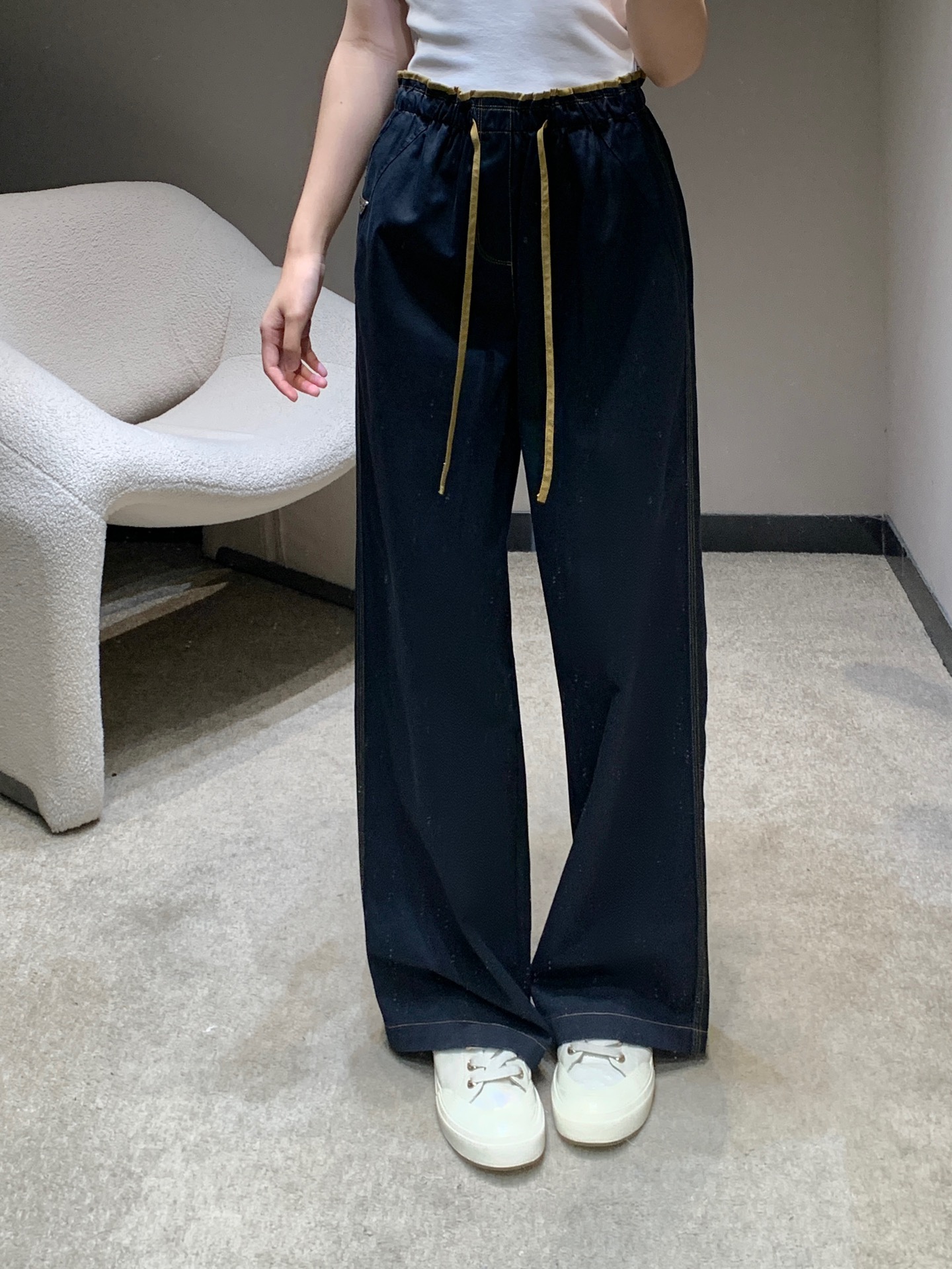 NO:335704,Prad* 25Ss spring and summer new style contrast drawstring lace casual trousers | Exclusive high-end production!  Imported silk cotton material, textured, comfortable and stylish, high-waisted straight wide-leg pants cut, drawstrings to create a trouser waist-like shape, colour collision of inside and outside edges adds a playful and fashionable feeling, outlines the details with the triangle metal logo, highlights the brand design and relaxation charm, three-dimensional tailoring is full of space, slimming and straight legs, the best choice for daily casual outfits, S/M/L,,prada,alexander wang19860909Prad* 25Ss春夏新款 撞色抽绳花边休闲长裤丨独家高版出品！进口丝棉材质 质感光泽 舒适有型 高腰直筒阔腿裤剪裁 利用抽绳打造裤腰花苞式造型 边缘内外颜色碰撞增添俏皮时尚感 配合三角金属徽标勾勒点亮细节 彰显品牌设计感和松弛魅力 立体剪裁空间感十足 显瘦显腿直 日常休闲穿搭的不二之选 现货发售S/M/L,,prada,alexander wang,Women's clothing