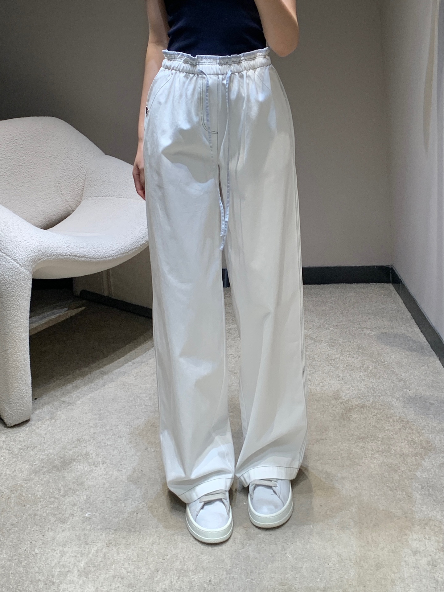 NO:335708,Prad* 25Ss spring and summer new style contrast drawstring lace casual trousers | Exclusive high-end production!  Imported silk cotton material, textured, comfortable and stylish, high-waisted straight wide-leg pants cut, drawstrings to create a trouser waist-like shape, colour collision of inside and outside edges adds a playful and fashionable feeling, outlines the details with the triangle metal logo, highlights the brand design and relaxation charm, three-dimensional tailoring is full of space, slimming and straight legs, the best choice for daily casual outfits, S/M/L,,prada,alexander wang19860909Prad* 25Ss春夏新款 撞色抽绳花边休闲长裤丨独家高版出品！进口丝棉材质 质感光泽 舒适有型 高腰直筒阔腿裤剪裁 利用抽绳打造裤腰花苞式造型 边缘内外颜色碰撞增添俏皮时尚感 配合三角金属徽标勾勒点亮细节 彰显品牌设计感和松弛魅力 立体剪裁空间感十足 显瘦显腿直 日常休闲穿搭的不二之选 现货发售S/M/L,,prada,alexander wang,Women's clothing