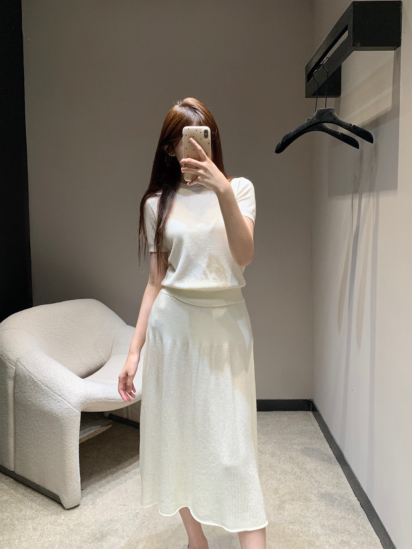 NO:413391,Top Skirt Loro Pian*25SS Spring and Summer New Knitted Short Sleeve Top + Knitted Skirt | Exclusive YB development!  High-end production!  It's a lazy suit that I can't take off!  Comfort and practical wear are both rare online. It is simple and yet high-end. It can easily make your appearance perfect in daily life, whether it is a separate match or a set!  Simple, high-end and tasteful!  Big recommendation!  S/M/L, loro piana, skirts, T-shirt, alexander wang19860909上衣 半裙 Loro Pian*25SS春夏新款 针织短袖上衣+针织半身裙丨独家yb开发！高版出品！好穿到脱不下来的懒人套装！舒适度与实穿性双双在线太难得了简约又不失高级感 轻轻松松就能让你颜值开挂日常无论分开搭配或一套都完美！简单高级又有品味！重磅推荐！现货发售 S/M/L,,loro piana,skirts,T-shirt,alexander wang,Women's clothing