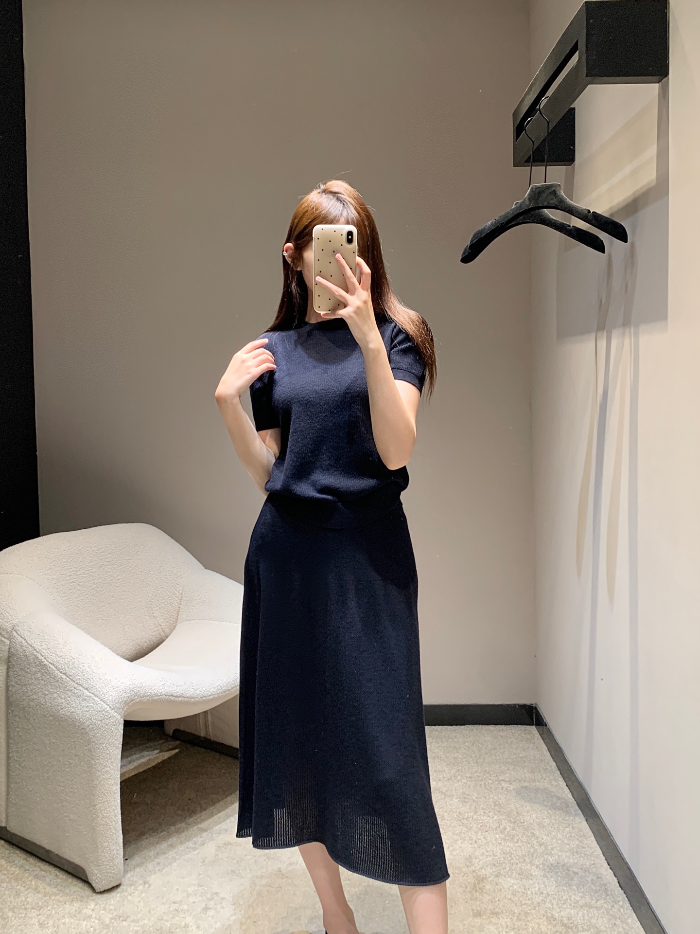 NO:413399,Top Skirt Loro Pian*25SS Spring and Summer New Knitted Short Sleeve Top + Knitted Skirt | Exclusive YB development!  High-end production!  It's a lazy suit that I can't take off!  Comfort and practical wear are both rare online. It is simple and yet high-end. It can easily make your appearance perfect in daily life, whether it is a separate match or a set!  Simple, high-end and tasteful!  Big recommendation!  S/M/L, loro piana, skirts, T-shirt, alexander wang19860909上衣 半裙 Loro Pian*25SS春夏新款 针织短袖上衣+针织半身裙丨独家yb开发！高版出品！好穿到脱不下来的懒人套装！舒适度与实穿性双双在线太难得了简约又不失高级感 轻轻松松就能让你颜值开挂日常无论分开搭配或一套都完美！简单高级又有品味！重磅推荐！现货发售 S/M/L,,loro piana,skirts,T-shirt,alexander wang,Women's clothing