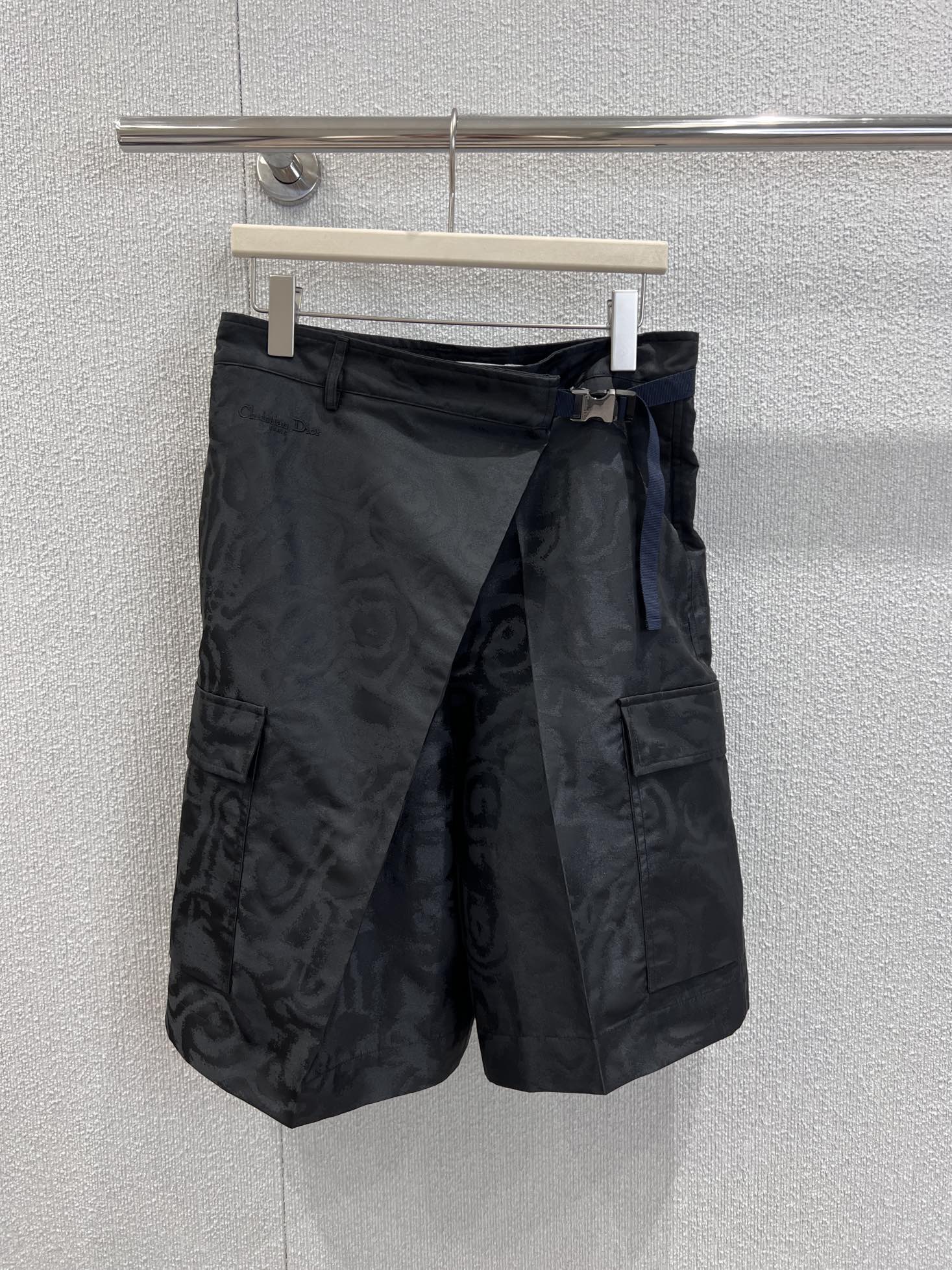 NO:434646,Support replacement Dio* 25Ss spring and summer new style wrap work clothes casual shorts | Exclusive yb development!  High-end production!  These pants are easy to wear! Real name Amway!  The clean and neat loose style has a casual and unruly street laziness. The cool and cool pants are really good. The loose style covers the flesh and makes you look slimming. The retro work style is also added to the sense of handsomeness when walking. The handsome feeling of walking must have a place to contract your various tops and raise your waistline, so that the smaller one can also wear a three-seven-six-six-sized body proportion!  My sisters closed my eyes and rushed forward!  S/M/L real photos, dior, shorts, alexander wang19860909支持换款 Dio* 25Ss春夏新款 裹身工装休闲短裤丨独家yb开发！高版出品！这条裤子好穿程度实名安利！干净利落的宽松版型 自带随性不羁的街头慵懒感 又酷又飒裤型质感真的绝了宽松版型遮肉显瘦 修饰腿部的同时增加复古工装感 走路都带风的帅气感必须拥有一席之地承包你的各种上衣搭配抬高腰线 让小个子也能穿出三七分身材比例！姐妹们都给我闭眼冲！现货发售 S/M/L实拍细节图,,dior,shorts,alexander wang,Women's clothing