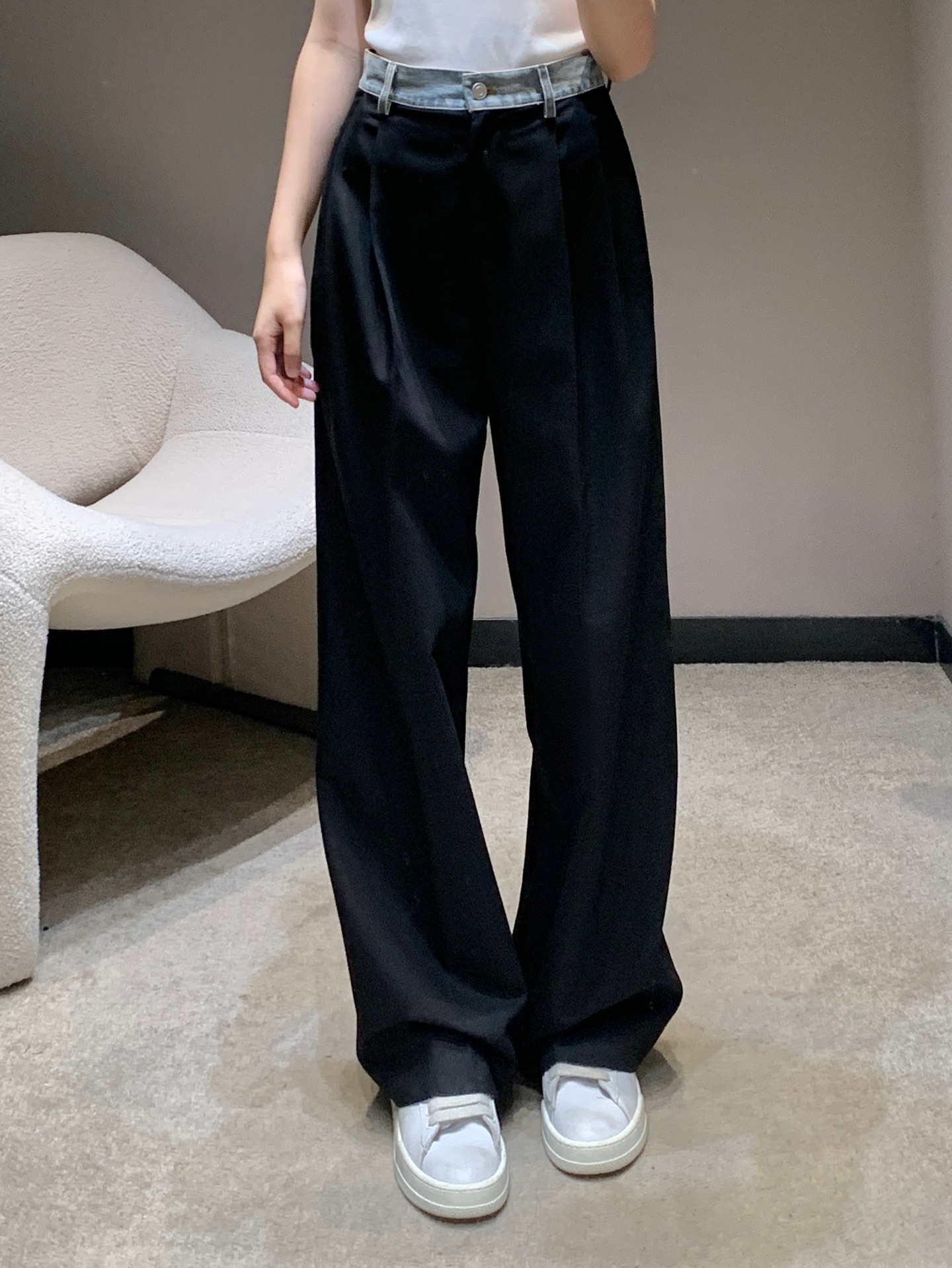 NO:411077,Ann andelm*n 25Ss spring and summer new style denim waist splicing trousers straight trousers | Exclusive yb development!  High-end production!  The waist design of many celebrities and bloggers in grass denims breaks the previous impression of suit pants, cleverly combining the toughness and casualness of denims with the elegant and exquisiteness of trousers. The carefully processed texture demonstrates the unique charm of the interweaving of retro and fashion. Tall and small sisters can easily control it!  S/M/L in stock, business suit, alexander wang19860909Ann andelm*n 25Ss春夏新款 牛仔腰头拼接西裤直筒长裤丨独家yb开发！高版出品！超多明星和博主种草牛仔腰头设计打破以往西装裤印象 将牛仔的硬朗随性与西裤的优雅精致 巧妙地结合在一起 经过精心处理后的质感 彰显出复古与时尚交织的独特魅力 高个子、小个子姐妹都可以轻松驾驭喔！现货发售S/M/L,,business suit,alexander wang,Women's clothing