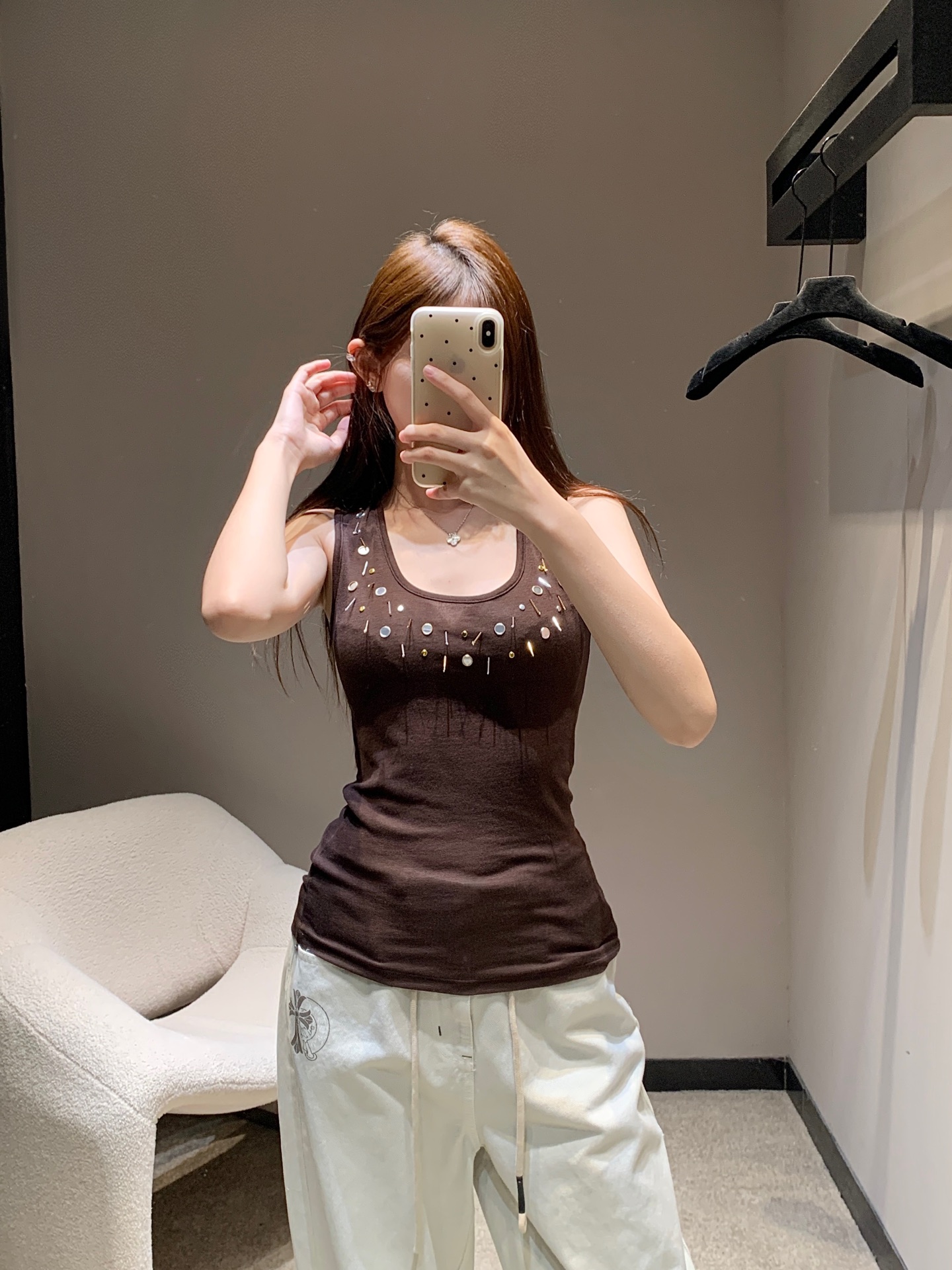 NO:335700,Miumi* 25Ss spring and summer new style caramel color beaded metal decorative slim vest | Exclusive high-end production!  The style of the INS blogger is the style of a free upper body. The clean and neat tailoring and the custom fabric with excellent texture can easily make you look fashionable!  Delicate and super textured, strong inclusiveness, easy to control the upper body, no choice but to wear the body, whoever wears the best looks good. Fashionable people should have a piece of customized fabric, breathable and comfortable, and it is sold in stock. SML, miumiu, alexander wang19860909Miumi* 25Ss春夏新款 焦糖色钉珠金属装饰修身背心丨独家高版出品！随意上身都是INS博主风 干净利落的剪裁搭配质感绝佳的定制面料轻松穿出时髦感！细腻超有质感 包容性强 上身轻松驾驭 不挑身材的好穿谁穿谁好看的版型 时髦精们都应有一件采用定制面料 透气舒适感爆棚现货发售 SML,,miumiu,alexander wang,Women's clothing