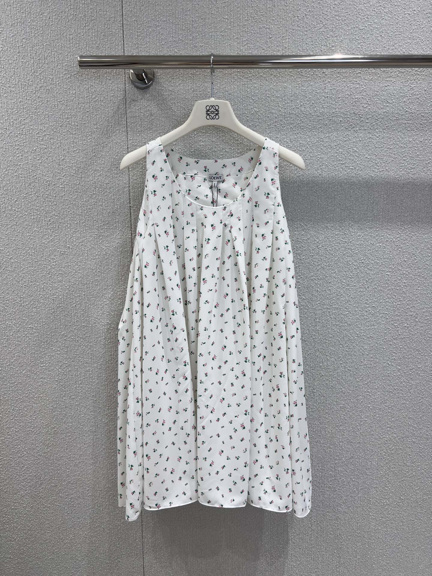 NO:434642,Support replacement Loew* 25Ss spring and summer new style floral print large U-neck doll dress丨Exclusive high-end production!  Imported pure cotton material, high-quality texture, comfortable and delicate, suspender vest dress tailoring, vest suspender for shoulder-length treatment, modified shoulder-neck lines make it look more slender, A-line skirt loose and comfortable, unconventional body, easy to put on and take off, fine features show the brand style, regular straight-tube style, elegant and retro upper body, essential for casual commuting, S/M/L real-life details pictures, loewe, skirts, alexander wang19860909支持换款 Loew* 25Ss春夏新款 花卉印花大U领娃娃连衣裙丨独家高版出品！进口纯棉材质 质感高级 舒适细腻 吊带背心连衣裙剪裁 背心吊带作挖肩处理 修饰肩颈线条更显纤细 A字裙摆宽松舒适 不拘泥风格身材 便于穿脱 精细之处彰显品牌格调 常规直筒版型 上身优雅复古 休闲通勤必备 现货发售S/M/L实拍细节图,,loewe,skirts,alexander wang,Women's clothing