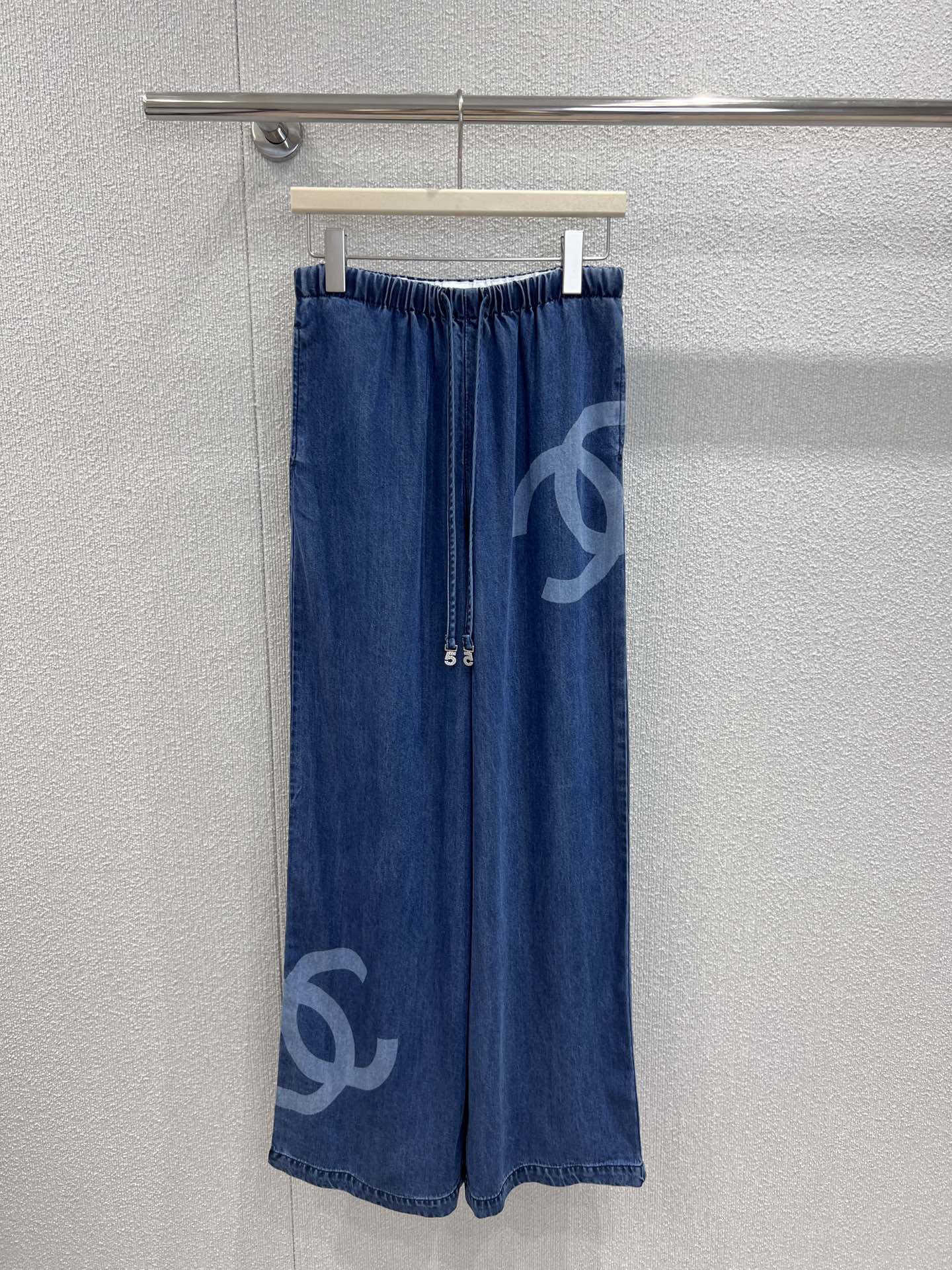 NO:412285,Support for replacement Chane* 25Ss spring and summer new style, double C printed drawstring elastic waist denim trousers | Exclusive high-end production!  Heavy Industry Washing Bowboy Color The texture of the pants is really amazing, the elastic waist, high waist, loose straight style, just the length of the pants, stretch the leg lines, and create neat and long legs!  The huge slimness is matched with loose wide-leg pants, which is the top leader who covers the flesh and looks slimming. It is both A and cool in daily life and can easily wear it with various tops. You can wear any body shape!  Whoever wears it has thin straight and long legs!  It's really easy to wear and it's very popular!  Big recommendation!  S/M/L real photos, chanel, alexander wang19860909支持换款 Chane* 25Ss春夏新款 双C印花抽绳松紧腰牛仔长裤丨独家高版出品！重工洗水牛仔色 裤型质感真的绝了松紧腰高腰宽松的直筒版型 恰好的裤长 拉伸腿部线条 营造利落大长腿！巨显瘦在搭配宽松的阔腿裤版型就是遮肉显瘦的一把手了 又A又飒日常搭配各种上衣都能轻松穿出时尚达人感不挑腿型 什么身材通通可以穿！谁穿谁是细直大长腿！ 真的好穿到不行 而且出镜率很高！重磅推荐！现货发售 S/M/L实拍细节图,,chanel,alexander wang,Women's clothing