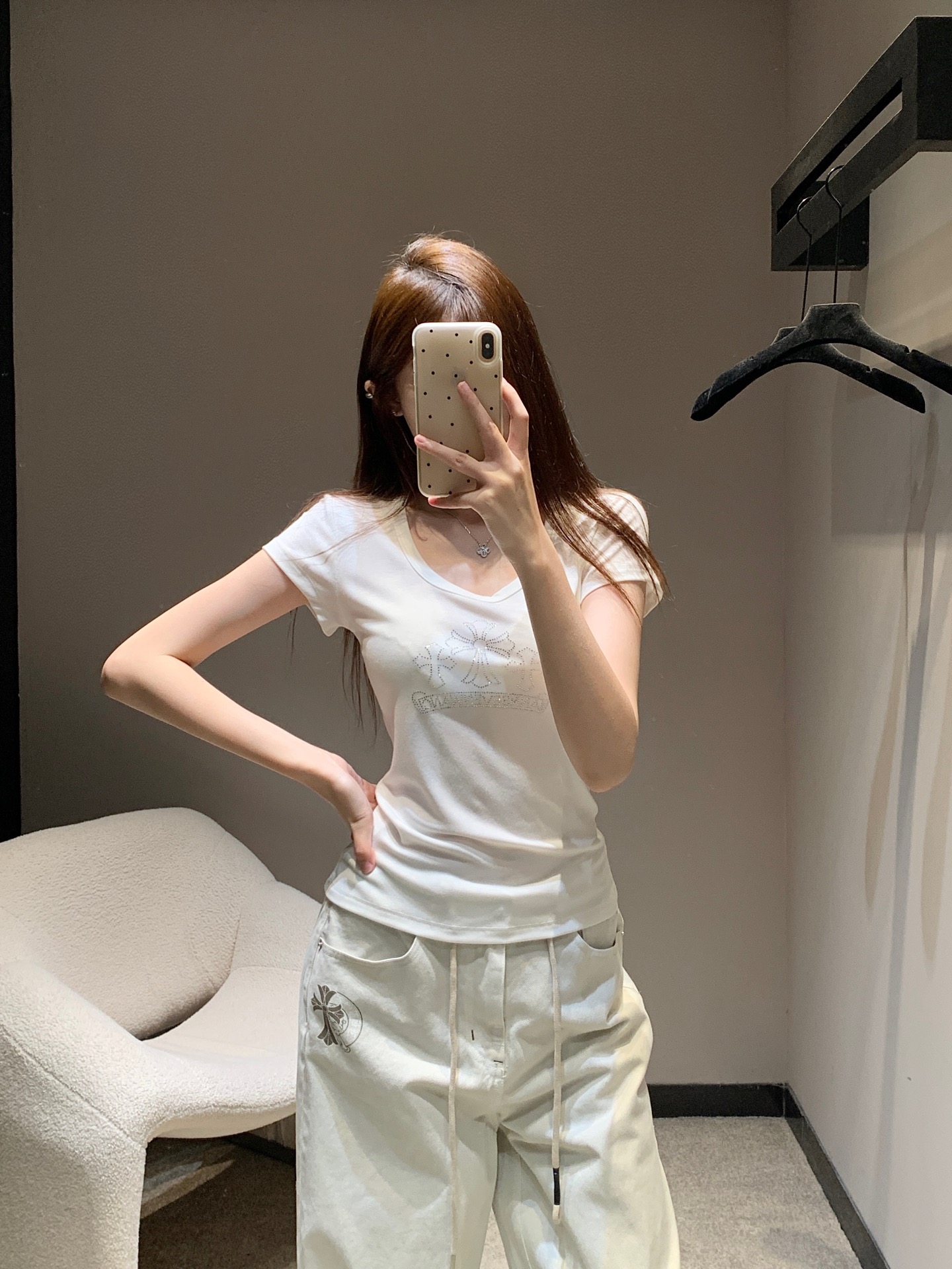 NO:411001,Chorme heart* 25ss Spring and Summer New Style Cross Hot Diamond Print Round Neck Short Sleeve T-shirt | Exclusive high-end production!  The super versatile short-sleeved Tee, the base Tee that feels like a silk mask, is the most demand for fashionable people. It has a slack feeling, and it has a texture and casual look when worn. S/M/L, T-shirt,tees, t-shirt,alexander wang19860909Chorme heart* 25ss春夏新款 十字架烫钻印花圆领短袖T恤丨独家高版出品！超百搭的短袖Tee,触感像蚕丝面膜般的打底Tee,就是时髦精的刚需.自带松弛感,穿上就是有质感,且随性的范儿.现货发售S/M/L,,T-shirt,tees，t-shirt,alexander wang,Women's clothing