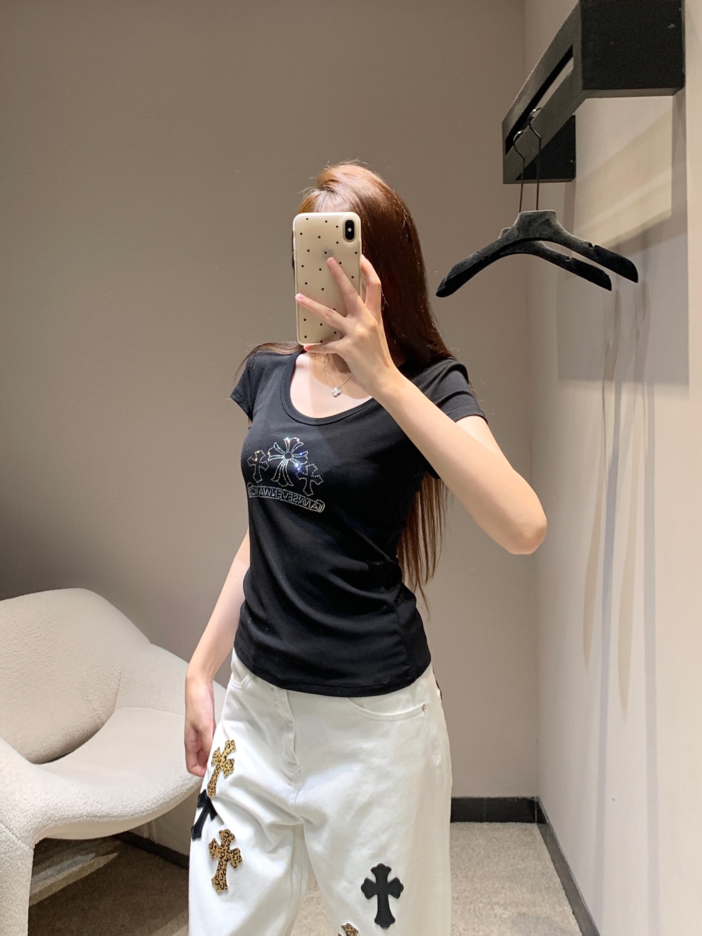 NO:411015,Chorme heart* 25ss Spring and Summer New Style Cross Hot Diamond Print Round Neck Short Sleeve T-shirt | Exclusive high-end production!  The super versatile short-sleeved Tee, the base Tee that feels like a silk mask, is the most demand for fashionable people. It has a slack feeling, and it has a texture and casual look when worn. S/M/L, T-shirt,tees, t-shirt,alexander wang19860909Chorme heart* 25ss春夏新款 十字架烫钻印花圆领短袖T恤丨独家高版出品！超百搭的短袖Tee,触感像蚕丝面膜般的打底Tee,就是时髦精的刚需.自带松弛感,穿上就是有质感,且随性的范儿.现货发售S/M/L,,T-shirt,tees，t-shirt,alexander wang,Women's clothing