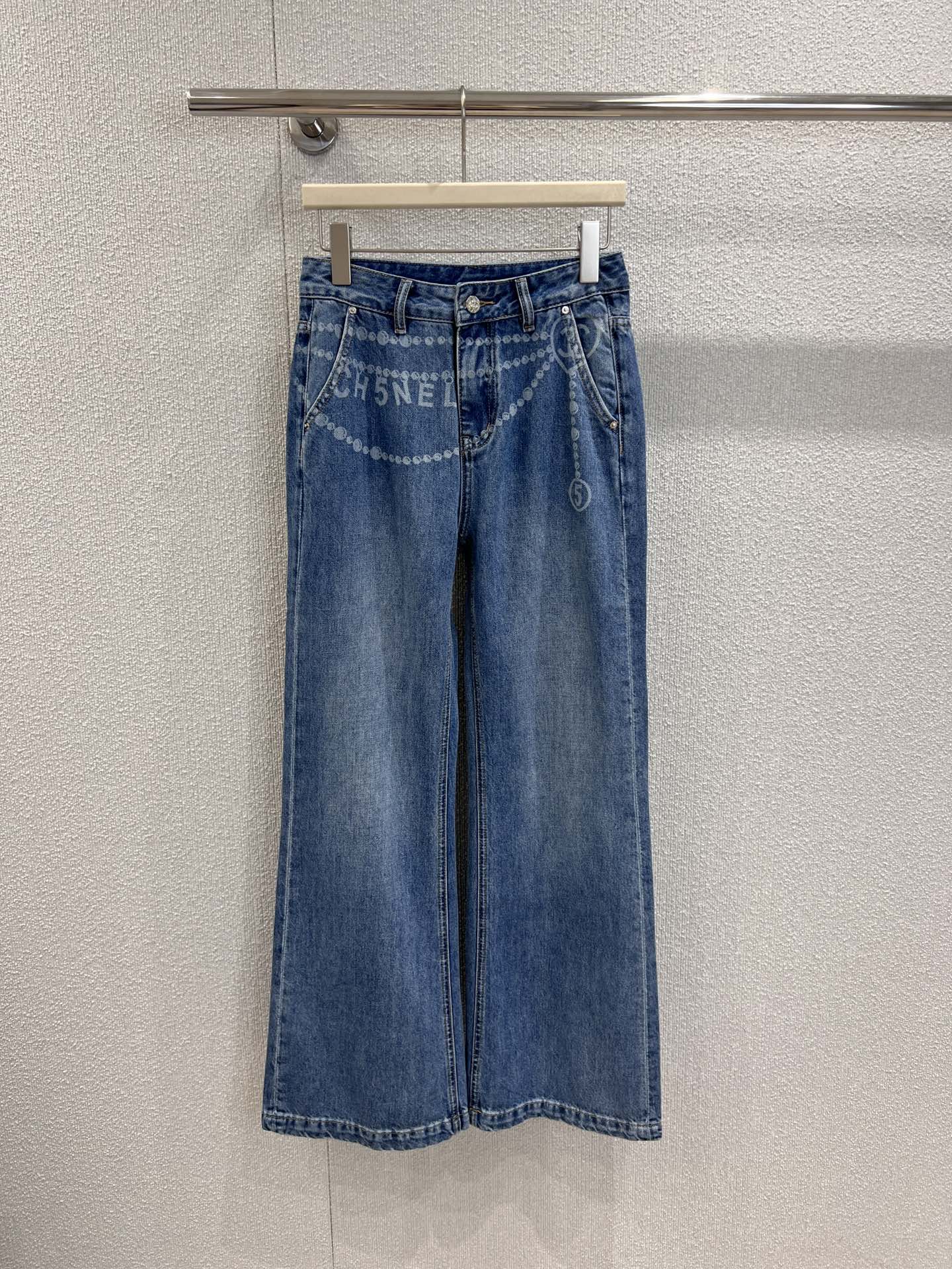 NO:412307,Support replacement Chane* 25Ss spring and summer new style chain laser printed micro-flare jeans | Exclusive high-end production!  It has a modern and retro feel, and it is full of tone for daily matching!  Daily and versatile single-piece straight and slightly flared pants, not picky legs, you can wear any body shape!  Whoever wears it has thin straight and long legs!  The texture of the fabric is really amazing. The pants are just right, stretch the leg lines to create neat and long legs!  It looks very slim, A and cool, and can easily wear it with various tops in daily life. It is really easy to wear and it is very popular and has a high appearance rate!  Big recommendation!  Sisters all rushed for me!  S/M/L real photos, chanel, jeans, alexander wang19860909支持换款 Chane* 25Ss春夏新款 链条激光印花微喇牛仔裤丨独家高版出品！自带摩登复古感,日常搭配调性满满！日常又百搭单品直筒微喇裤型不挑腿型 什么身材通通可以穿！谁穿谁是细直大长腿！面料质感真的绝了 恰好的裤长 拉伸腿部线条 营造利落大长腿！巨显瘦 又A又飒日常搭配各种上衣都能轻松穿出时尚达人感 真的好穿到不行 而且出镜率很高！重磅推荐！姐妹们都给我冲！现货发售S/M/L实拍细节图,,chanel,jeans,alexander wang,Women's clothing