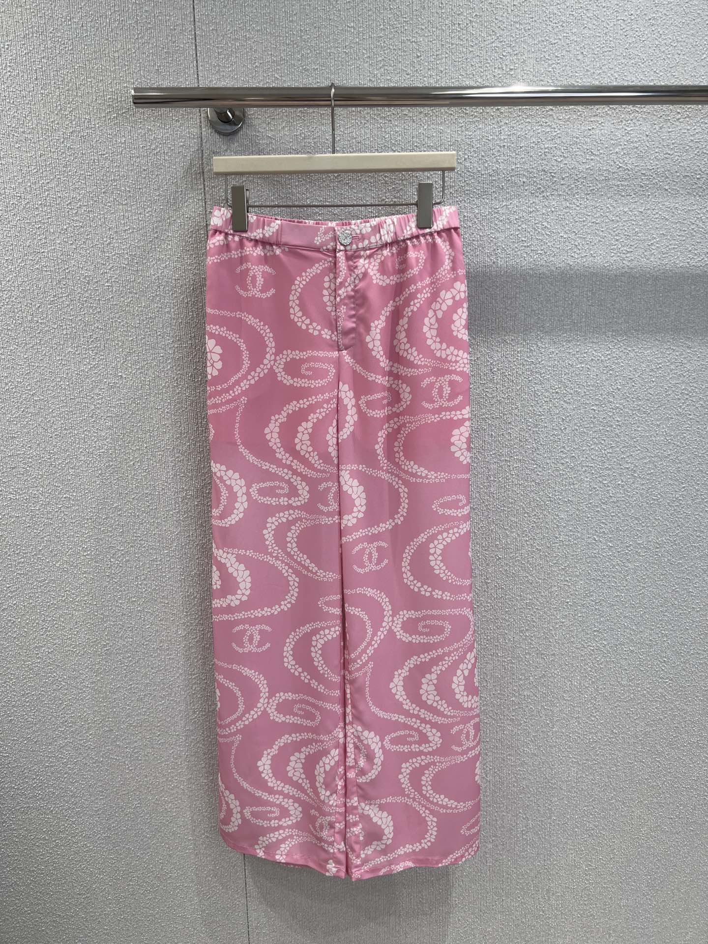 NO:413458,Support for replacement Chane* 25Ss spring and summer new style drawstring printed casual trousers | Exclusive high-end production!  Customized fabrics show a sense of high-end and casualness. Visual feast. A versatile item that must be bought in all seasons. Customized fabrics have a great texture and are full of lazy style. Goddess must be used as a magical tool!  The style is versatile and not picky. It stretches the line proportions and makes the upper body beautiful!  The quality of workmanship depends on the details!  S/M/L real photos, chanel, alexander wang19860909支持换款 Chane* 25Ss春夏新款 抽绳印花休闲长裤丨独家高版出品！ 定制面料尽显高级随意感 视觉盛宴 四季必入的百搭单品 订制面料,质感巨好,慵懒范儿十足 女神必入神器！版型百搭不挑人 拉长线条比例 上身美的不要不要的！做工品质看细节！现货发售S/M/L实拍细节图,,chanel,alexander wang,Women's clothing