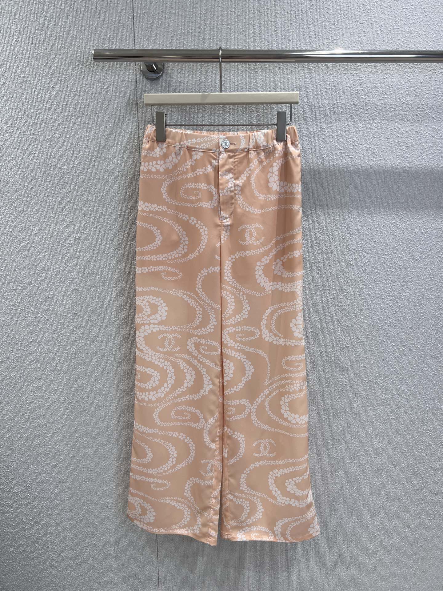 NO:413471,Support for replacement Chane* 25Ss spring and summer new style drawstring printed casual trousers | Exclusive high-end production!  Customized fabrics show a sense of high-end and casualness. Visual feast. A versatile item that must be bought in all seasons. Customized fabrics have a great texture and are full of lazy style. Goddess must be used as a magical tool!  The style is versatile and not picky. It stretches the line proportions and makes the upper body beautiful!  The quality of workmanship depends on the details!  S/M/L real photos, chanel, alexander wang19860909支持换款 Chane* 25Ss春夏新款 抽绳印花休闲长裤丨独家高版出品！ 定制面料尽显高级随意感 视觉盛宴 四季必入的百搭单品 订制面料,质感巨好,慵懒范儿十足 女神必入神器！版型百搭不挑人 拉长线条比例 上身美的不要不要的！做工品质看细节！现货发售S/M/L实拍细节图,,chanel,alexander wang,Women's clothing