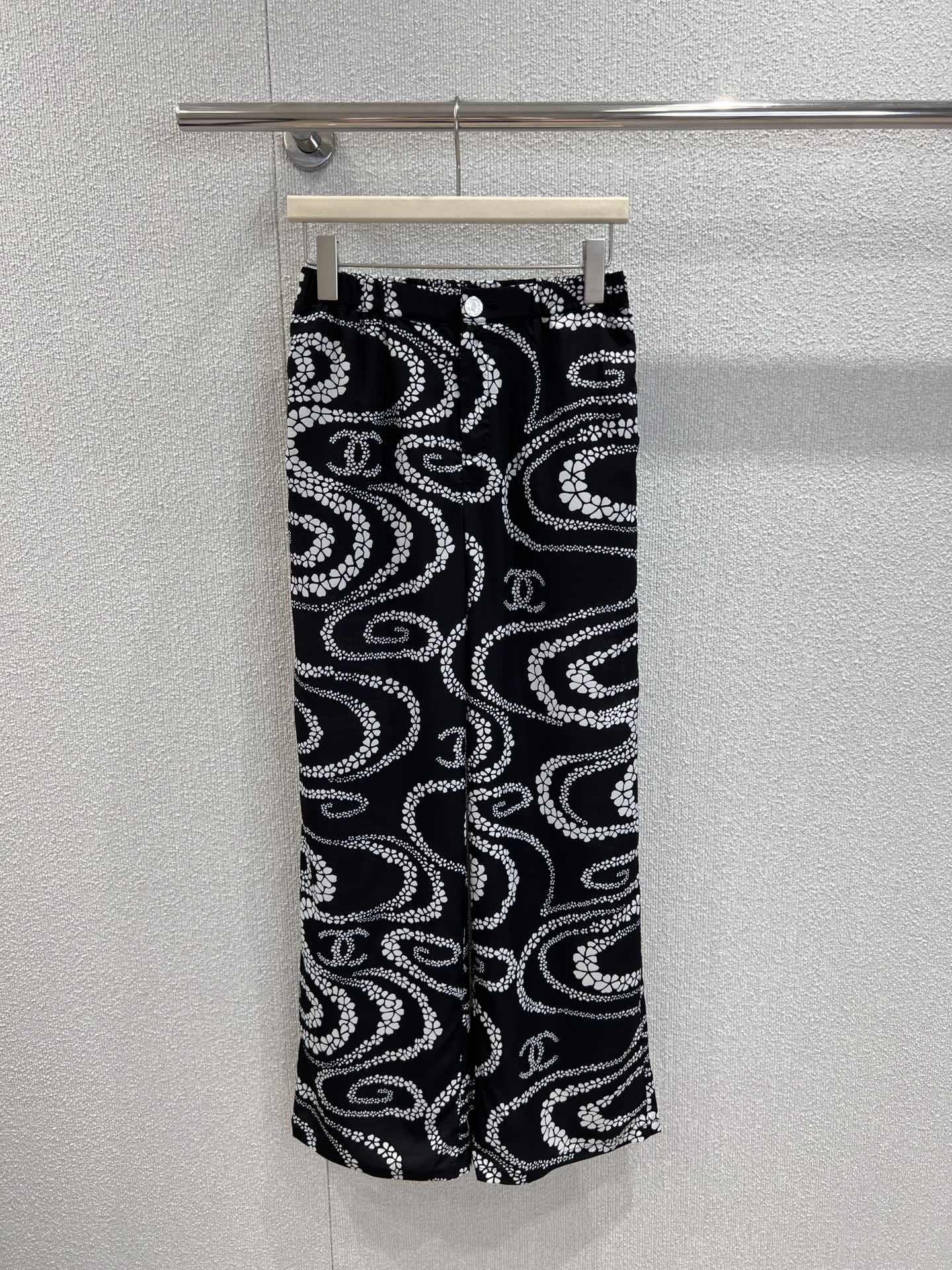 NO:413442,Support for replacement Chane* 25Ss spring and summer new style drawstring printed casual trousers | Exclusive high-end production!  Customized fabrics show a sense of high-end and casualness. Visual feast. A versatile item that must be bought in all seasons. Customized fabrics have a great texture and are full of lazy style. Goddess must be used as a magical tool!  The style is versatile and not picky. It stretches the line proportions and makes the upper body beautiful!  The quality of workmanship depends on the details!  S/M/L real photos, chanel, alexander wang19860909支持换款 Chane* 25Ss春夏新款 抽绳印花休闲长裤丨独家高版出品！ 定制面料尽显高级随意感 视觉盛宴 四季必入的百搭单品 订制面料,质感巨好,慵懒范儿十足 女神必入神器！版型百搭不挑人 拉长线条比例 上身美的不要不要的！做工品质看细节！现货发售S/M/L实拍细节图,,chanel,alexander wang,Women's clothing