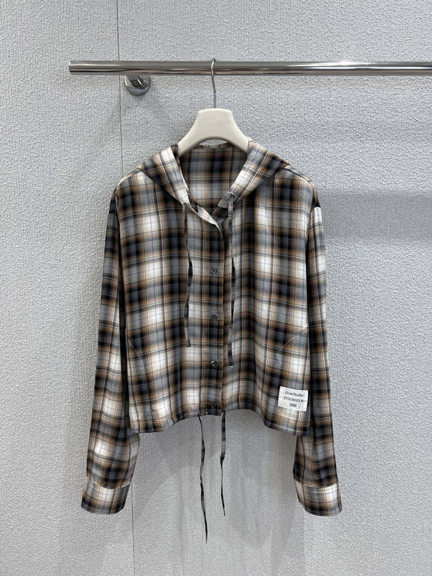 NO:412256,Shorts shirt supports replacement Acne studio* 25Ss spring and summer new style 1996 plaid hooded plaid shirt + flower bud shorts suit | Exclusive yb development!  High-end production!  This issue's strong push and eye-closing suit is a brilliant appearance for girls of all sizes. It is super good to show off your body proportions. Whether you match it separately or in one set in daily life, it is very nice!  Extremely high film production rate and great comfort. S/M/L live details, acne studios, dior, shorts, shirts, hats, alexander wang19860909短裤 衬衫支持换款 Acne studio* 25Ss春夏新款 1996格纹连帽格绳衬衫+花苞短裤套装丨独家yb开发！高版出品！本期强推可闭眼入的套装闪亮登场适合各种身材的女孩 超级显身材比例 日常无论分开搭配或一套都非常nice！出片率超高舒适度爆表 现货发售 S/M/L 实拍细节图,,acne studios,dior,shorts,shirts,hats,alexander wang,Women's clothing