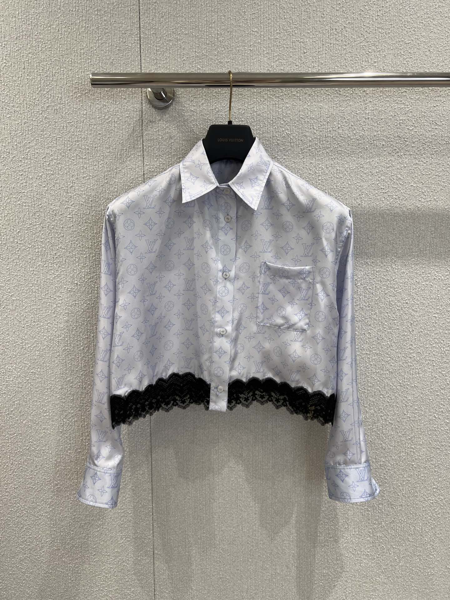 NO:412272,Support replacement Louis Vuitton 25Ss spring and summer new model Nautical series hollow lace shirt丨Exclusive yb development!  High-end production!  100% mulberry silk fabric is made of high-quality texture, light and comfortable. It is inspired by navigation elements, perfectly blends the classic style with the freedom and unrestrainedness of the ocean. The iconic pattern is looming, as if telling the brand's century-old legend. The exquisite hollow lace design is undoubtedly a stroke of magic. The lace blooms lightly at the hem of the clothes, and can be matched with simple jeans to create a casual and casual style; it can also be combined with exquisite skirts to show elegance and dignity. S/M/L real-life details pictures on sale, louis vuitton, skirts, jeans, shirts, alexander wang19860909支持换款 Louis Vuitton 25Ss春夏新款 航海系列镂空蕾丝衬衫丨独家yb开发！高版出品！采用百分百桑蚕丝面料.质感上乘 轻盈舒适.以航海元素为灵感蓝本,将经典格调与海洋的自由奔放完美交融.标志性图案若隐若现,似在诉说着品牌的百年传奇.而那精巧的镂空蕾丝设计,无疑是神来之笔.蕾丝于衣摆处轻盈绽放,可与简约牛仔裤搭配,碰撞出休闲随性；也能与精致半裙组合,尽显优雅端庄.现货发售 S/M/L 实拍细节图,,louis vuitton,skirts,jeans,shirts,alexander wang,Women's clothing