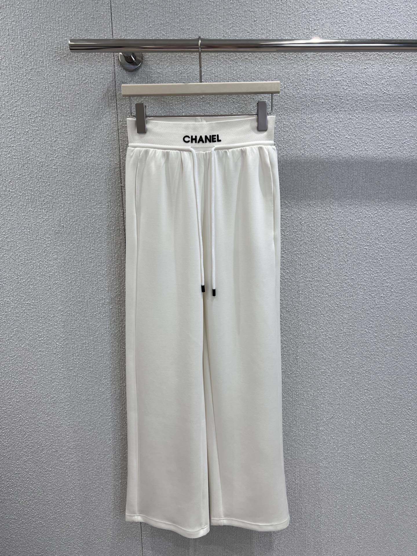 NO:413412,Support for replacement Chane* 25Ss spring and summer new style, letter embossed rubber waist casual pants | Exclusive high-end production!  This pair of huge and slim casual pants are not allowed to be worn!  A slightly loose straight fit, rubber waist design, high inclusiveness, can better modify the legs, make the legs look thinner and straighter, suitable for girls of all shapes, the upper body is a veritable customized fabric of legs, a casual pants with long legs effect, versatile and fashionable, almost no choice but to match S/M/L on sale in stock, real photos, chanel, alexander wang19860909支持换款 Chane* 25Ss春夏新款 字母压花橡筋腰休闲裤丨独家高版出品！这条巨好穿巨显瘦的休闲裤不允许你没有！微宽松直筒的版型 橡筋腰头设计 包容性大 可以更好的修饰腿型 显得腿更细直 适合各种身材的女孩 上身就是名副其实的腿精定制面料 自带长腿效果的一款休闲裤 百搭又时髦 几乎不挑搭配现货发售S/M/Ｌ实拍细节图,,chanel,alexander wang,Women's clothing