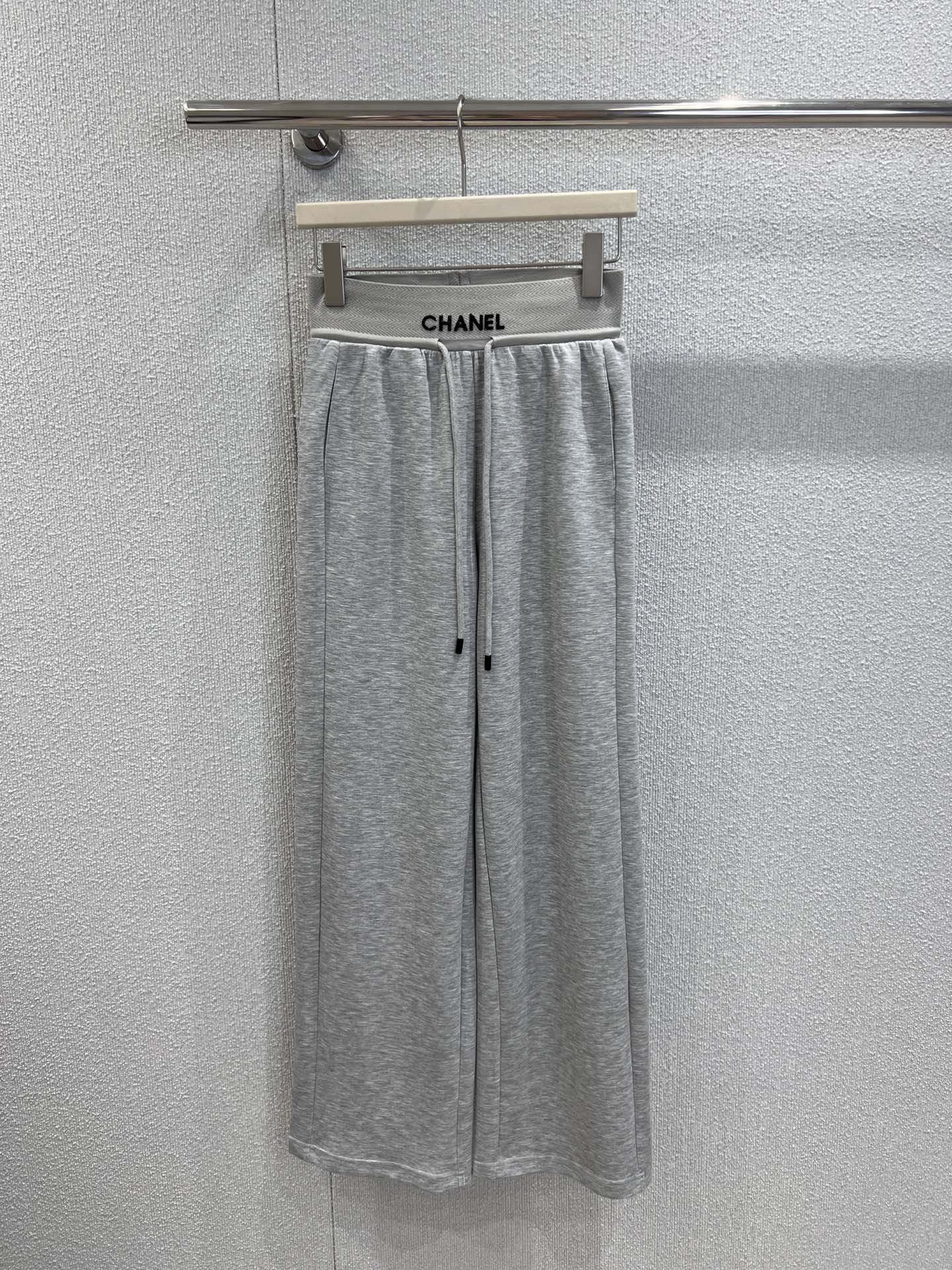 NO:413426,Support for replacement Chane* 25Ss spring and summer new style, letter embossed rubber waist casual pants | Exclusive high-end production!  This pair of huge and slim casual pants are not allowed to be worn!  A slightly loose straight fit, rubber waist design, high inclusiveness, can better modify the legs, make the legs look thinner and straighter, suitable for girls of all shapes, the upper body is a veritable customized fabric of legs, a casual pants with long legs effect, versatile and fashionable, almost no choice but to match S/M/L on sale in stock, real photos, chanel, alexander wang19860909支持换款 Chane* 25Ss春夏新款 字母压花橡筋腰休闲裤丨独家高版出品！这条巨好穿巨显瘦的休闲裤不允许你没有！微宽松直筒的版型 橡筋腰头设计 包容性大 可以更好的修饰腿型 显得腿更细直 适合各种身材的女孩 上身就是名副其实的腿精定制面料 自带长腿效果的一款休闲裤 百搭又时髦 几乎不挑搭配现货发售S/M/Ｌ实拍细节图,,chanel,alexander wang,Women's clothing