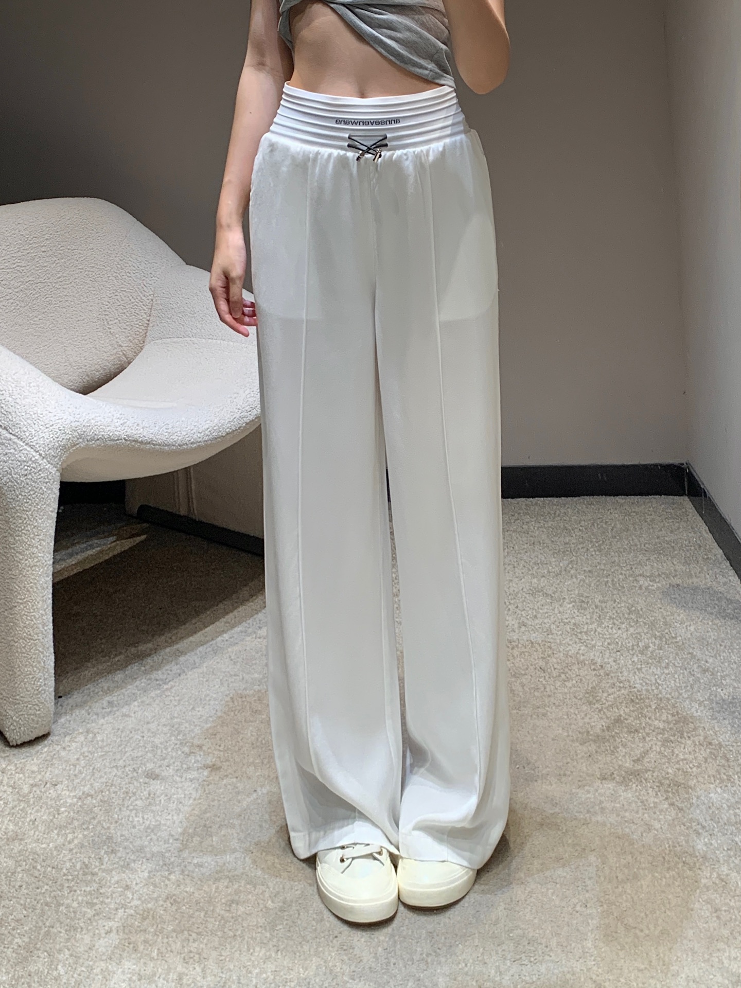 NO:412322,Designer model 25Ss spring and summer new style drawstring thread elastic waist Tensile jeans | Exclusive high-end production!  The upper body looks very slim!  Pure cotton Tencel denim fabric has a great texture!  The retro water washing process is versatile and not picky about people with long legs!  Highly recommend your own version!  The original custom workmanship quality depends on the details!  S/M/L, jeans,alexander wang19860909设计师款 25Ss春夏新款 抽绳款螺纹松紧腰天丝牛仔裤丨独家高版出品！版型上身超显瘦！纯棉天丝牛仔面料质感超赞！复古洗水工艺百搭不挑人大长腿神器绝绝子！强烈推荐自留款！原版定制做工品质看细节！现货发售 S/M/L,,jeans,alexander wang,Women's clothing