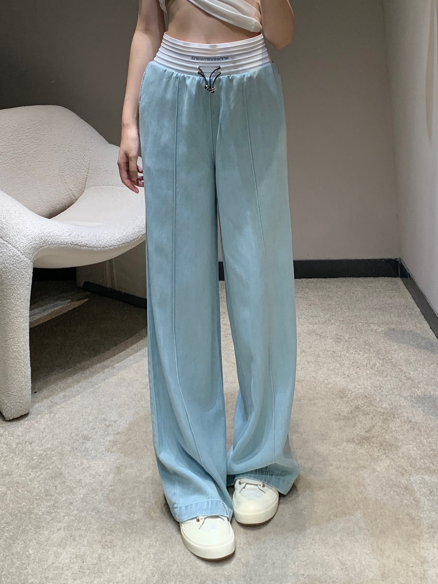 NO:412334,Designer model 25Ss spring and summer new style drawstring thread elastic waist Tensile jeans | Exclusive high-end production!  The upper body looks very slim!  Pure cotton Tencel denim fabric has a great texture!  The retro water washing process is versatile and not picky about people with long legs!  Highly recommend your own version!  The original custom workmanship quality depends on the details!  S/M/L, jeans,alexander wang19860909设计师款 25Ss春夏新款 抽绳款螺纹松紧腰天丝牛仔裤丨独家高版出品！版型上身超显瘦！纯棉天丝牛仔面料质感超赞！复古洗水工艺百搭不挑人大长腿神器绝绝子！强烈推荐自留款！原版定制做工品质看细节！现货发售 S/M/L,,jeans,alexander wang,Women's clothing