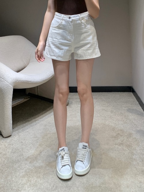 Miu Miu 25SS White Denim Shorts Embossed with Logo Appliqué 1 Miu Miu 25SS White Denim Shorts Embossed with Logo Appliqué