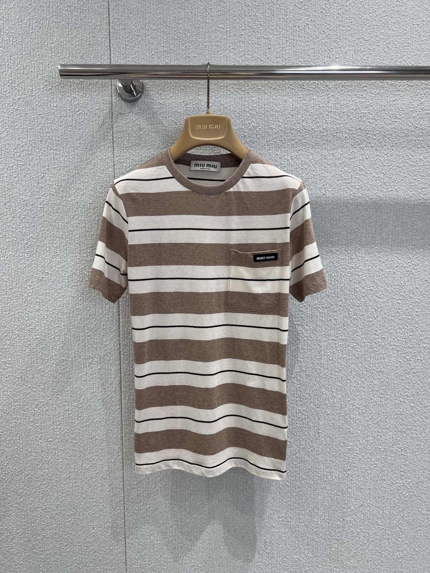 NO:413403,Support replacement Miumi* 25SS spring and summer new logo contrast striped short-sleeved T-shirt | Exclusive yb development!  High-end production!  The thickness of khaki stripes is intertwined, and the layering is amazing!  The upper edge of the chest pocket is decorated with logos that highlight the style concept. The tailored upper body presents a casual and lazy feeling!  It's very easy to match!  S/M/L real photos, detailed pictures, miumiu, T-shirt,tees, t-shirt,alexander wang19860909支持换款 Miumi* 25SS春夏新款 徽标撞色条纹短袖T恤丨独家yb开发！高版出品！卡其色条纹粗细交错,层次感搭配绝了！胸前口袋上缘点缀徽标凸显格调理念 剪裁上身呈现休闲慵懒的休闲感！随意搭配都很！现货发售S/M/L实拍细节图,,miumiu,T-shirt,tees，t-shirt,alexander wang,Women's clothing