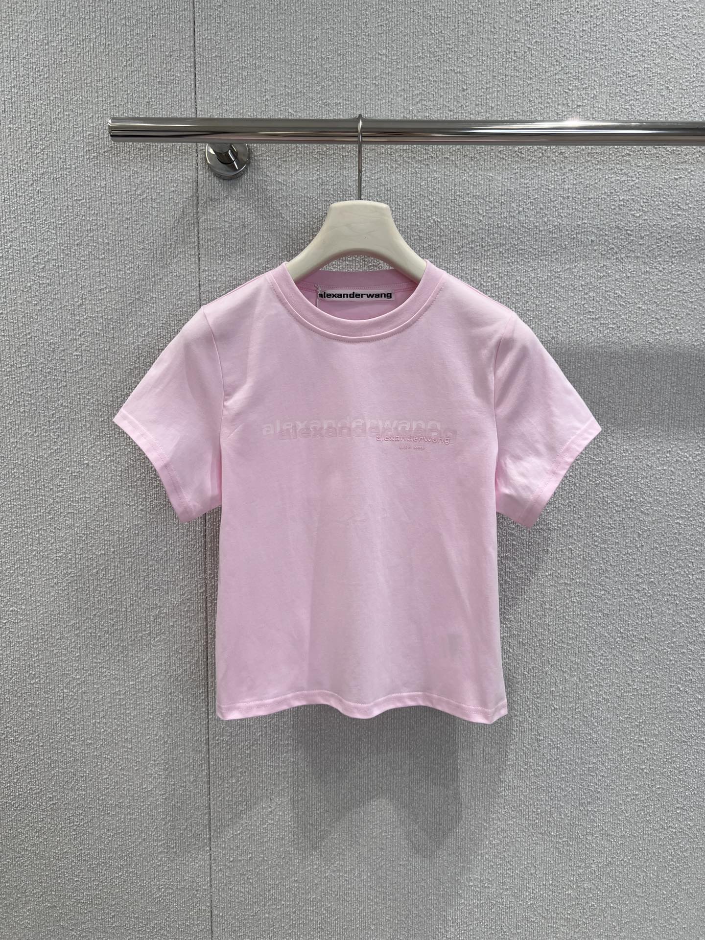 NO:413410,Support replacement Alexand*r wang 25Ss spring and summer new style printed letter round neck short-sleeved T-shirt | Exclusive yb development!  High-end production!  The short version of the age-reducing hot girls is super beautiful and has a high proportion that is visually compatible. The color of the cherry blossom pink is beautiful. The printed letters in the same color are low-key and high-end. The styles and cuts are consistent. The pure cotton fabric is elastic. The upper body is super beautiful. The casual and energetic. Super age-reducing and super versatile. Spring and summer versatile items. S/M/L real-life details pictures are available in stock. T-shirt, tees, t-shirt, alexander wang.19860909支持换款 Alexand*r wang 25Ss春夏新款 印花字母圆领短袖T恤丨独家yb开发！高版出品！减龄辣妹短版型 超级显比例美高即视感 定染的樱花粉色巨美 同色系印花字母设计低调高级 版型裁剪都版一致 纯棉面料有弹力 上身超好看滴 休闲活力满满 超减龄超百搭 春夏百搭单品 现货发售S/M/L实拍细节图,,T-shirt,tees，t-shirt,alexander wang,Women's clothing