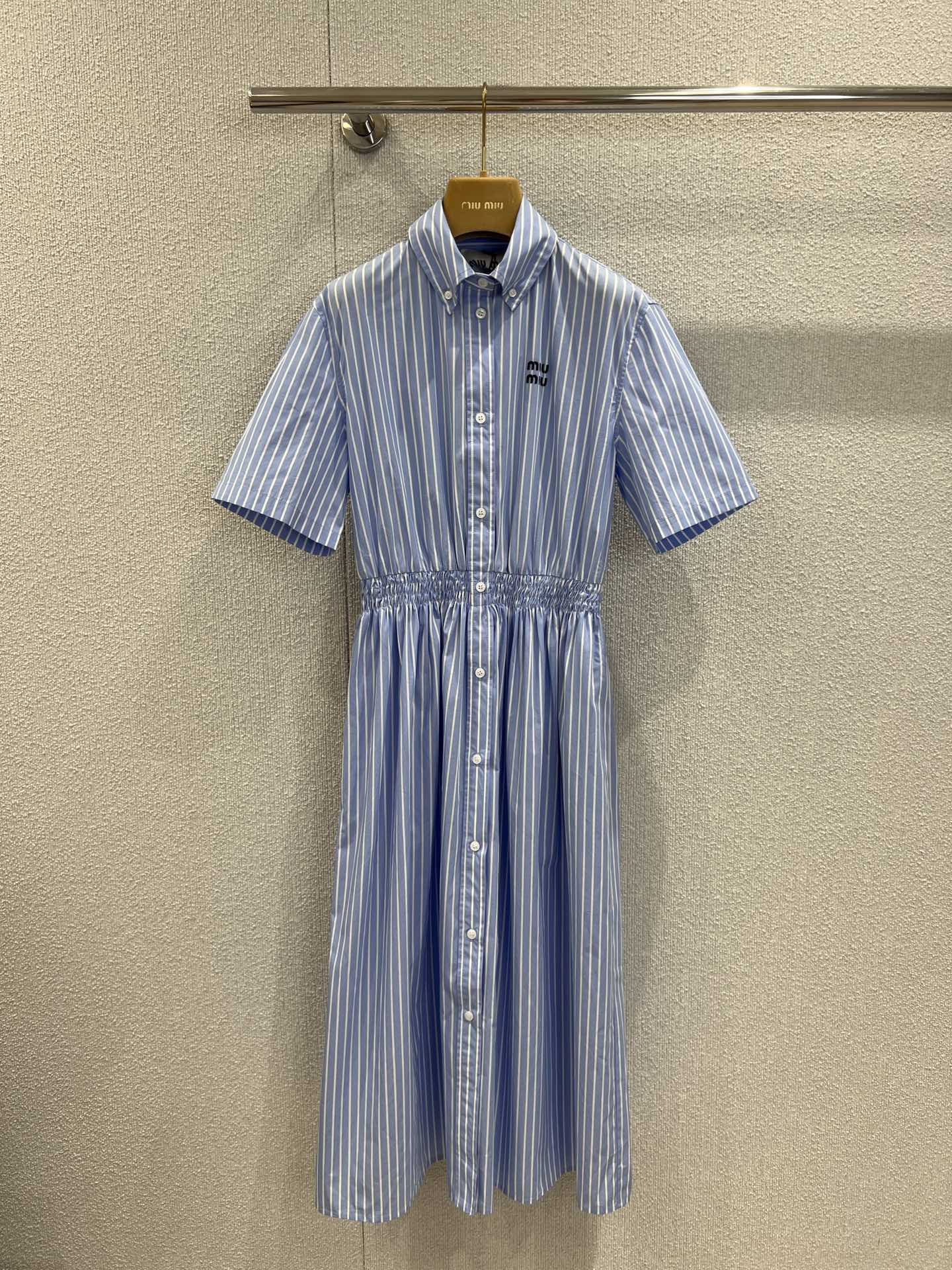 NO:413455,Support replacement Miumi* 25Ss spring and summer new style refreshing college style elastic waist striped short-sleeved shirt dress | Exclusive yb development!  High-end production!  Custom imported cotton material, skin-friendly and soft version is crisp and stylish, huge and comfortable, classic brand logo embroidery embroidery, waist-closing skirt is lively and elegant, outlining graceful figure. Whether you are strolling on the street or attending casual parties, it can make you elegant and outstanding and become the focus of everyone. S/M/L real-life detailed pictures are available in stock, miumiu, skirts, shirts, T-shirts, alexander wang19860909支持换款 Miumi* 25Ss春夏新款 清爽学院风松紧腰条纹短袖衬衫连衣裙丨独家yb开发！高版出品！定制进口全棉材质 亲肤柔软版本挺括有型 巨巨巨舒服,经典品牌logo刺绣点缀,收腰裙摆灵动飘逸,勾勒曼妙身姿.无论是漫步街头还是出席休闲聚会,它都能让你优雅出众,成为众人焦点.现货发售S/M/L实拍细节图,,miumiu,skirts,shirts,T-shirt,alexander wang,Women's clothing
