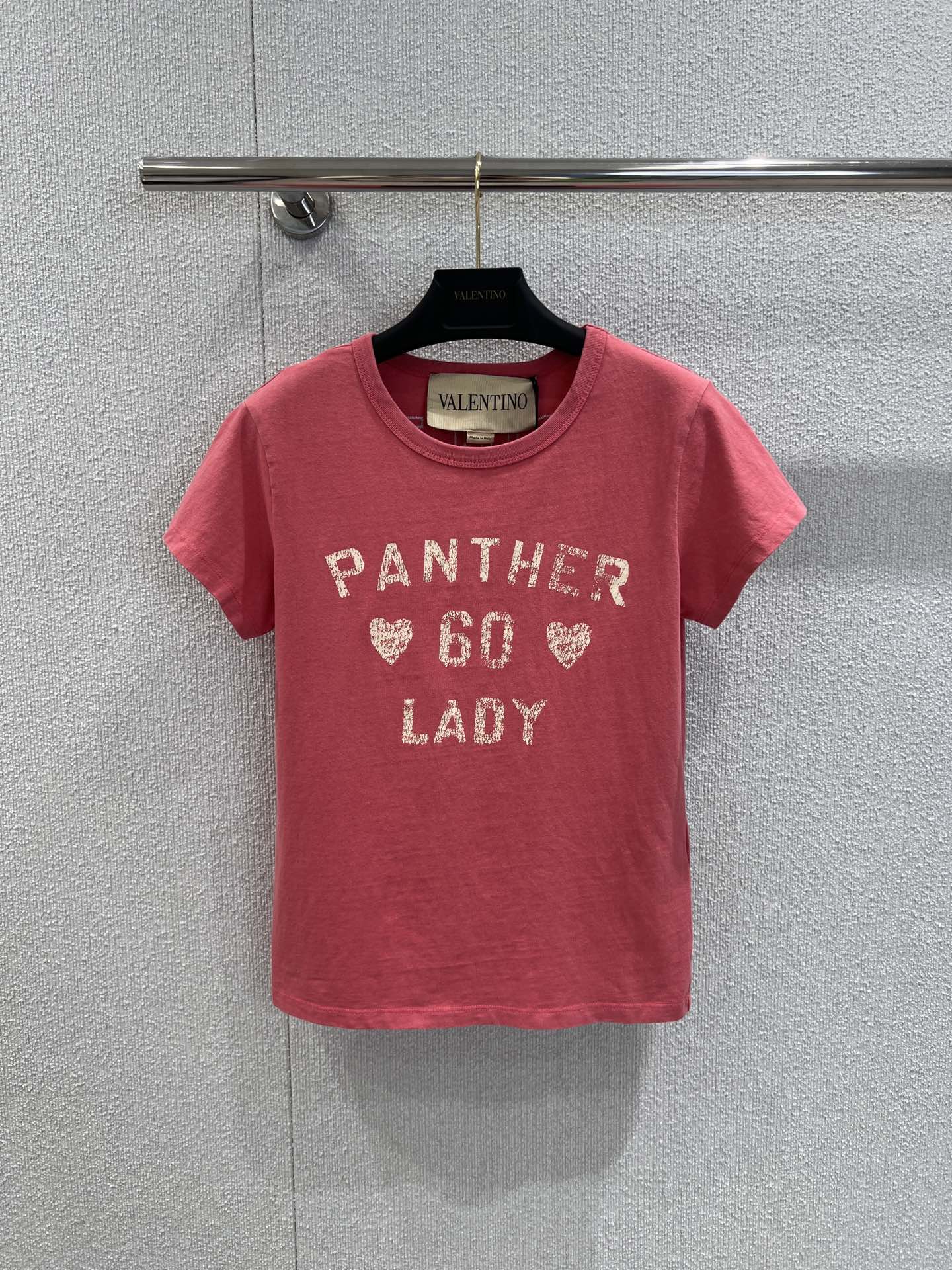 NO:413501,Support replacement Valentin* 25Ss spring and summer new style contrasting letter printing embroidered round neck short-sleeved T-shirt丨Exclusive yb development!  High-end production!  Imported native cotton material, front shoulder H-shaped upper body is invincible and slim~ Contrasting letter logo design on the front and back of the chest, highlighting the brand's high-end temperament, the vitality color of the upper body is not abrupt and super white~ S/M/L real-life details pictures are available in stock, valentino, T-shirt, tees, t-shirt, alexander wang19860909支持换款 Valentin* 25Ss春夏新款 撞色字母印花刺绣圆领短袖T恤丨独家yb开发！高版出品！进口原生全棉材质,正肩H版型上身无敌显瘦～胸前后背做撞色字母徽标设计,彰显品牌高级气质,活力满满的颜色上身不突兀超显白～现货发售S/M/L实拍细节图,,valentino,T-shirt,tees，t-shirt,alexander wang,Women's clothing