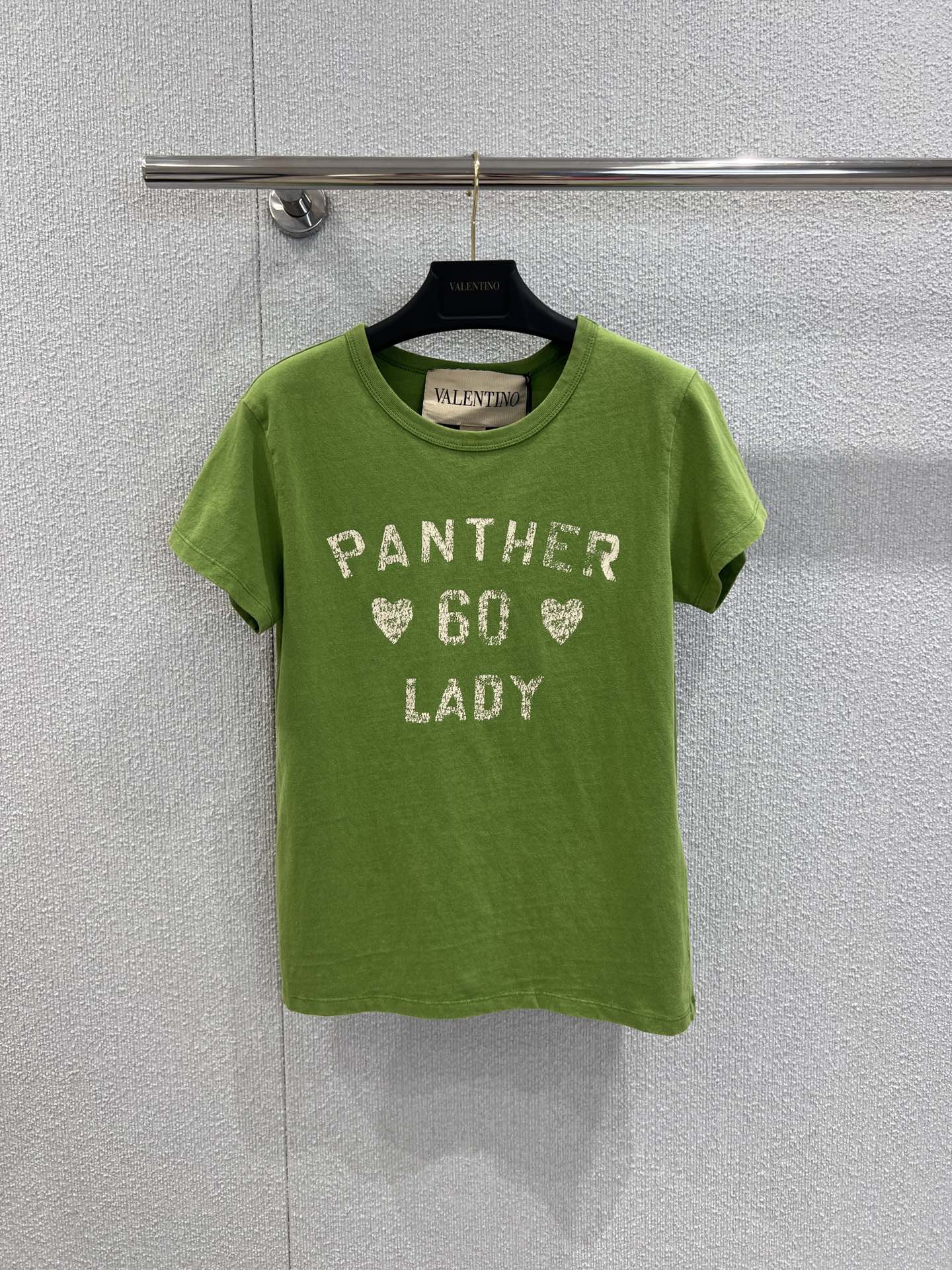 NO:413490,Support replacement Valentin* 25Ss spring and summer new style contrasting letter printing embroidered round neck short-sleeved T-shirt丨Exclusive yb development!  High-end production!  Imported native cotton material, front shoulder H-shaped upper body is invincible and slim~ Contrasted letter logo design on the front and back of the chest, highlighting the brand's high-end temperament, the vitality color of the upper body is not abrupt and super white~ S/M/L real-life details pictures are available in stock, valentino, T-shirt, tees, t-shirt, alexander wang19860909支持换款 Valentin* 25Ss春夏新款 撞色字母印花刺绣圆领短袖T恤丨独家yb开发！高版出品！进口原生全棉材质,正肩H版型上身无敌显瘦～胸前后背做撞色字母徽标设计,彰显品牌高级气质,活力满满的颜色上身不突兀超显白～现货发售S/M/L实拍细节图,,valentino,T-shirt,tees，t-shirt,alexander wang,Women's clothing