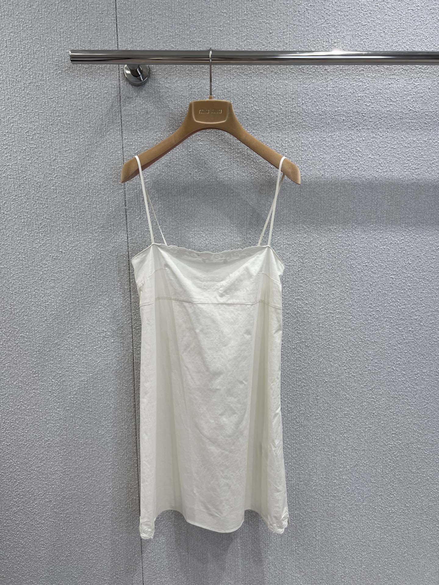 NO:413421,Support replacement Miumi* 25Ss spring and summer new style embroidered denim canvas suspender dress | Exclusive yb development!  High-end production!  The upper body is very high-end and full of temperament instantly!  A must-have dress!  A dress with a sense of atmosphere. Wear it to make your debut in the C position with a clean and neat tailoring style. Whether it is inner or single, it is high-end, simple and fashionable. It is recommended to sell S/M/L real-life details pictures in stock, miumiu, skirts, alexander wang19860909支持换款 Miumi* 25Ss春夏新款 刺绣粗斜纹帆布吊带连衣裙丨独家yb开发！高版出品！上身非常高级气质瞬间拉满！必入的一款连衣裙！自带氛围感的一条连衣裙 穿上它妥妥滴让你C位出道剪裁版型干净利落～无论内搭还是单穿都高级简约又时髦的一款,推荐推荐现货发售S/M/L实拍细节图,,miumiu,skirts,alexander wang,Women's clothing
