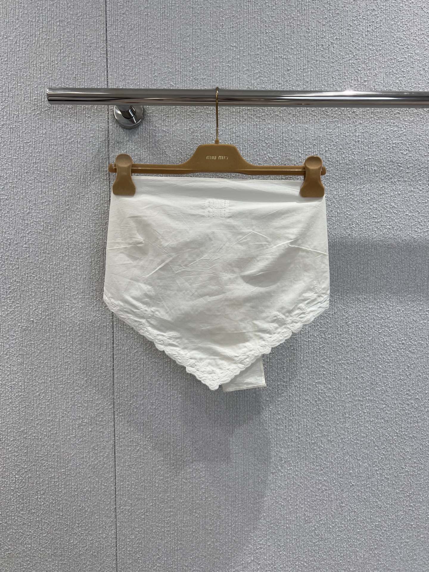 NO:413436,Supports replacement of the strapless bundle Miumi* 25Ss spring and summer new style, embroidered twill triangular strapless bundle vest + skirt | Exclusive yb development!  High-end production!  A must-have item for hot girls!  The photo is super chicky and fashionable!  Absolutely unique. One set of heavy industry technology is complicated in workmanship!  The details are perfect!  It's really beautiful~ Jimei, rush to the duck!  S/M/L real photos, miumiu, skirts, alexander wang19860909支持换款抹胸 Miumi* 25Ss春夏新款 刺绣粗斜纹三角抹胸背心+半裙丨独家yb开发！高版出品！辣妹女孩们必入单品！拍照超鸡具有时髦感！绝对的与众不同 一套都是重工工艺 做工复杂！细节也做到完美！真的非常好看～集美们 冲鸭！现货发售S/M/Ｌ实拍细节图,,miumiu,skirts,alexander wang,Women's clothing