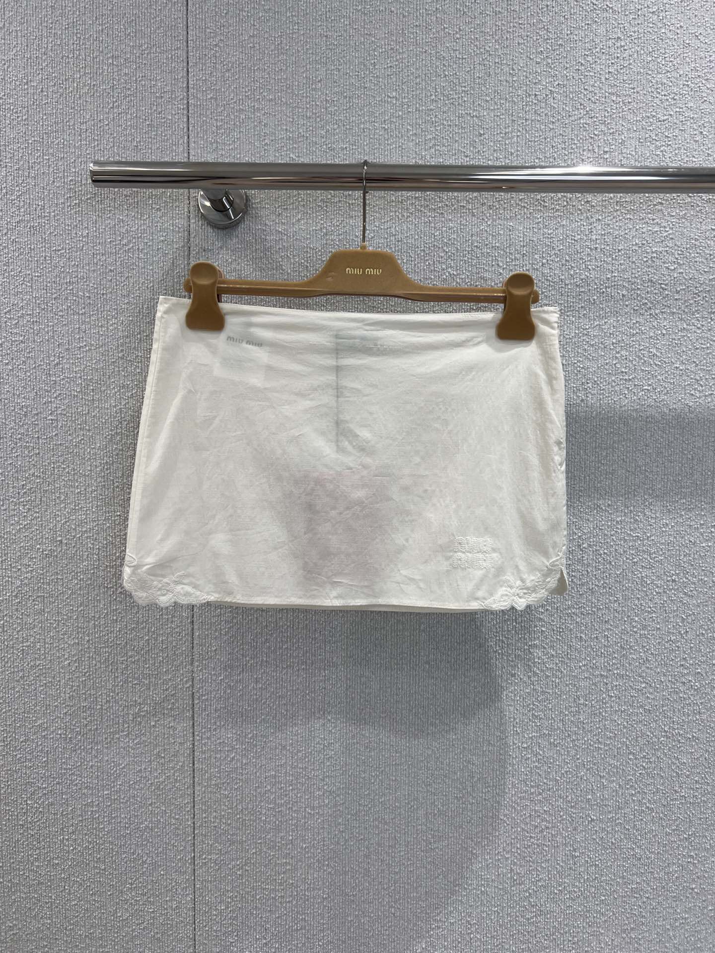 NO:413444,Supports a short skirt replacement. Miumi* 25Ss spring and summer new style. Embroidered denim triangular strapless vest + skirt | Exclusive yb development!  High-end production!  A must-have item for hot girls!  The photo is super chicky and fashionable!  Absolutely unique. One set of heavy industry technology is complicated in workmanship!  The details are perfect!  It's really beautiful~ Jimei, rush to the duck!  S/M/L real photos, miumiu, skirts, alexander wang19860909支持换款短裙 Miumi* 25Ss春夏新款 刺绣粗斜纹三角抹胸背心+半裙丨独家yb开发！高版出品！辣妹女孩们必入单品！拍照超鸡具有时髦感！绝对的与众不同 一套都是重工工艺 做工复杂！细节也做到完美！真的非常好看～集美们 冲鸭！现货发售S/M/Ｌ实拍细节图,,miumiu,skirts,alexander wang,Women's clothing