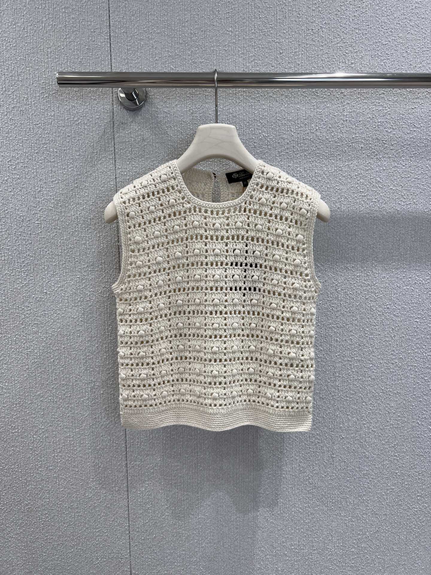 NO:413451,Support replacement Loro Pian*25SS spring and summer new style, old-fashioned round neck and shoulder vest | Exclusive yb development!  High-end production!  A sexy, lazy and comfortable atmosphere in the sky!  Three-dimensional hook-up heavy industry is luxurious, mysterious and noble!  Imported yarn Swiss weaving craftsmanship creates a low-key and luxurious sense of high quality!  The style is casual and elegant. The classic style is not picky and the upper body looks slim. The S/M/L real-life details pictures are available in stock, loro piana, alexander wang19860909支持换款 Loro Pian*25SS春夏新款 老钱风穿搭圆领崁肩小背心丨独家yb开发！高版出品！缕空小性感慵懒自在的氛氛围！立体勾织重工奢华神秘又高贵！进口纱线瑞士机织工艺打造低调奢华的高级感！版型气质随性优雅.经典不挑人上身超显瘦,现货发售S/M/L实拍细节图,,loro piana,alexander wang,Women's clothing