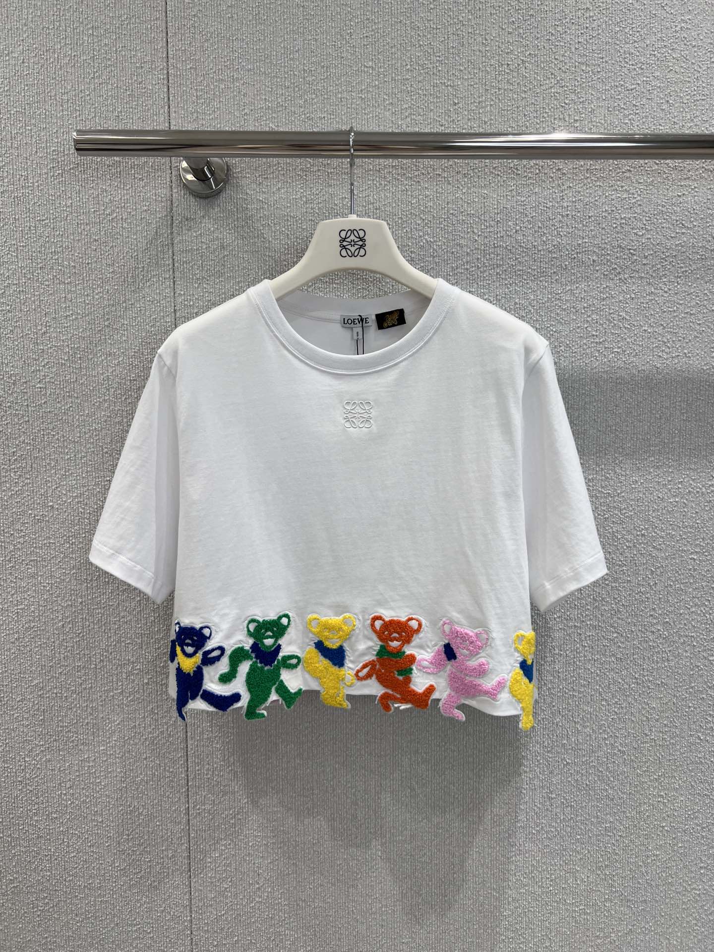 NO:413411,Support replacement Loew* 25SS spring and summer new model Grateful Dead co-branded series bear embroidered high-waist short-sleeved T-shirt | Exclusive yb development!  High-end production!  The summer limited series is super cute. The short-sleeved bear short-sleeved design is a high-waist loose design, which is very suitable for summer matching. The high-waisted half-trousers and skirts. The bear's design is very cute. Sisters who like high-waisted styles must see it!  S/M/L real photos of details, loewe, skirts, T-shirt, tees, t-shirt, alexander wang19860909支持换款 Loew* 25SS春夏新款 Grateful Dead联名系列小熊刺绣高腰款短袖T恤丨独家yb开发！高版出品！夏季限定系列的超可爱,小熊短袖这款短袖是高腰宽松设计,非常适合夏季搭配,高腰半裤半裙,小熊的设计非常可爱.喜欢高腰款的姐妹必须看！现货发售S/M/L实拍细节图,,loewe,skirts,T-shirt,tees，t-shirt,alexander wang,Women's clothing