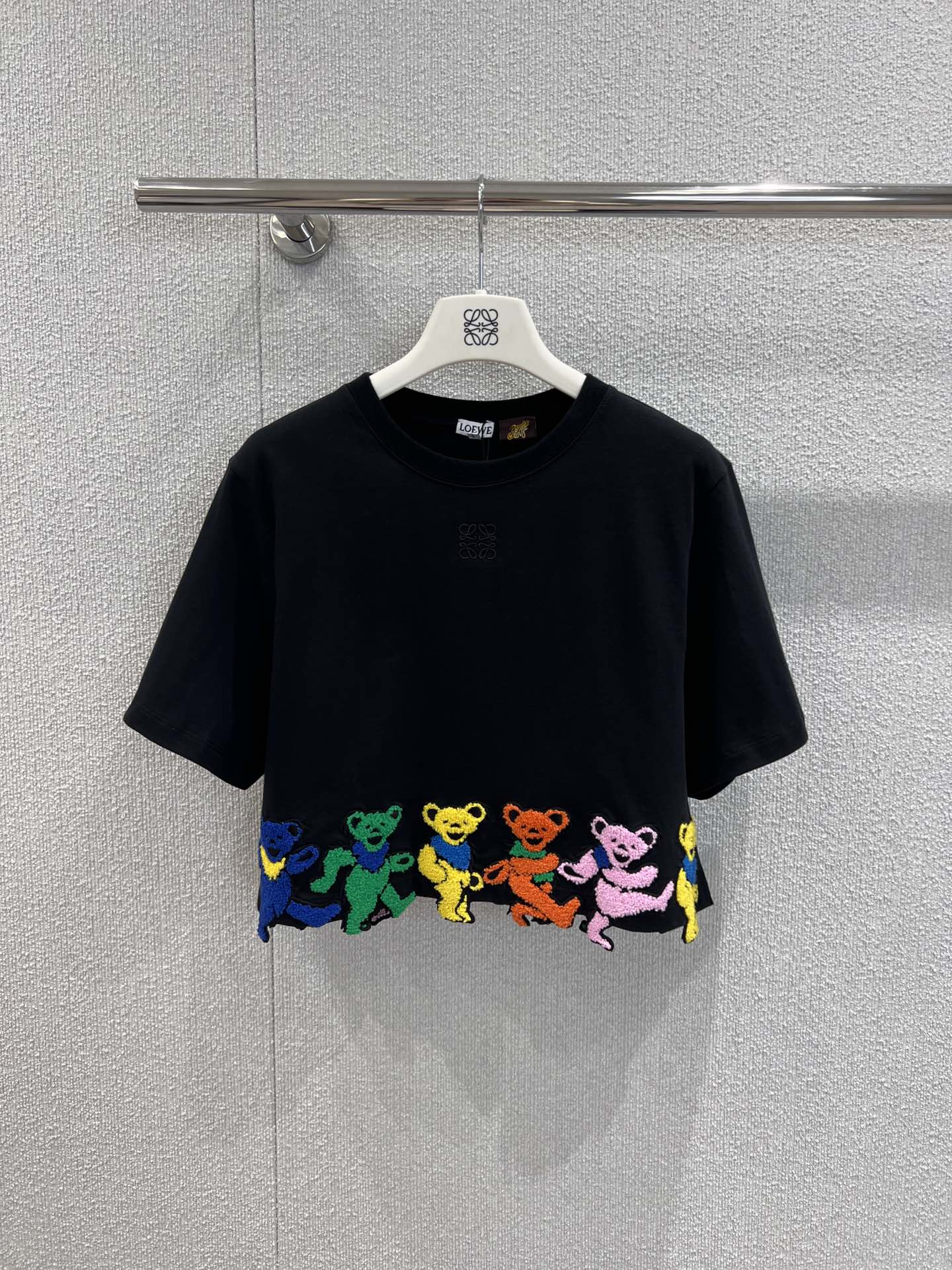 NO:413466,Support replacement Loew* 25SS spring and summer new model Grateful Dead co-branded series bear embroidered high-waist short-sleeved T-shirt | Exclusive yb development!  High-end production!  The summer limited series is super cute. The short-sleeved bear short-sleeved design is a high-waist loose design, which is very suitable for summer matching. The high-waisted half-trousers and skirts. The bear's design is very cute. Sisters who like high-waisted styles must see it!  S/M/L real photos of details, loewe, skirts, T-shirt, tees, t-shirt, alexander wang19860909支持换款 Loew* 25SS春夏新款 Grateful Dead联名系列小熊刺绣高腰款短袖T恤丨独家yb开发！高版出品！夏季限定系列的超可爱,小熊短袖这款短袖是高腰宽松设计,非常适合夏季搭配,高腰半裤半裙,小熊的设计非常可爱.喜欢高腰款的姐妹必须看！现货发售S/M/L实拍细节图,,loewe,skirts,T-shirt,tees，t-shirt,alexander wang,Women's clothing