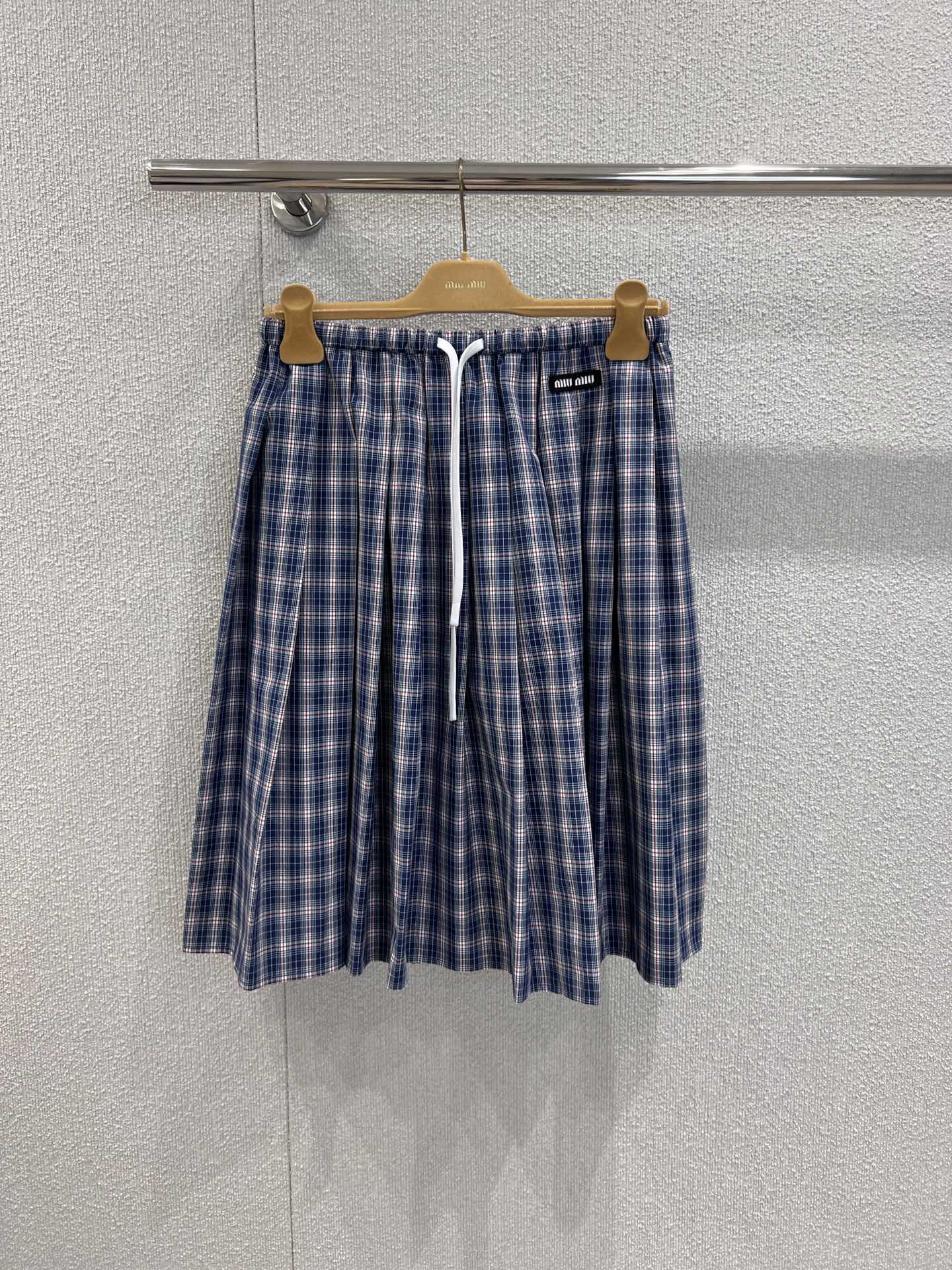 NO:413479,Support the replacement of Miumi* 25Ss spring and summer new style, intellectual classic plaid pleated skirt丨Exclusive yb development!  High-end production!  The elastic medium and high waist pleated skirt is full of materials, the pleated position and pleat volume are exquisite, and the drooping feels very good. The skirt is embellished with logo patches to add highlights, and the upper body is very three-dimensional!  S/M/L real photos, miumiu, skirts, alexander wang19860909支持换款Miumi* 25Ss春夏新款 知识分子经典格纹百褶半身裙丨独家yb开发！高版出品！松紧中高腰百褶裙身,一条裙子超大用料,褶位和褶量精致,垂感非常好,裙身点缀logo贴布增添亮点, 上身非常有立体感！现货发售S/M/L实拍细节图,,miumiu,skirts,alexander wang,Women's clothing
