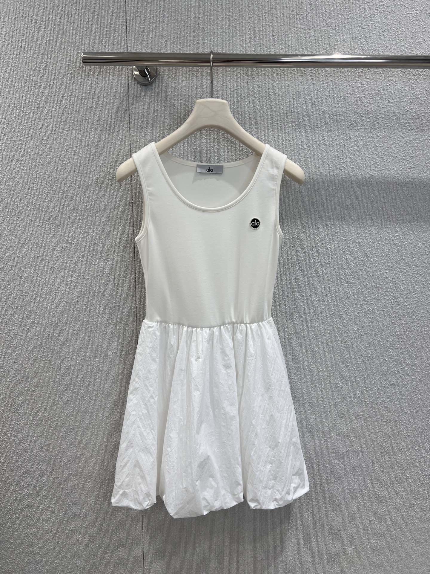 NO:413424,Support replacement Alo* 25Ss spring and summer new model, micro-label knitted spliced ​​flower bud vest dress | Exclusive high-end production!  The small logo on the chest is super fashionable and age-reducing. The upper body is lovely in seconds. Being well-behaved and fashionable. Super girl. She looks very slim and body proportions. The hem is spliced ​​with flower buds and skirts. Playful and elegant!  The upper body turns into a sweet girl in seconds~S/M/L real photos are available in stock, skirts, alexander wang19860909支持换款 Alo* 25Ss春夏新款 微标针织拼接花苞式背心连衣裙丨独家高版出品！胸前小logo装饰 超级时髦减龄 上身秒爱 乖巧又时髦 超级少女啊 很显瘦显身材比例 下摆拼接花苞式裙摆 俏皮优雅 ！上身秒变甜妹~现货发售S/M/L实拍细节图,,skirts,alexander wang,Women's clothing