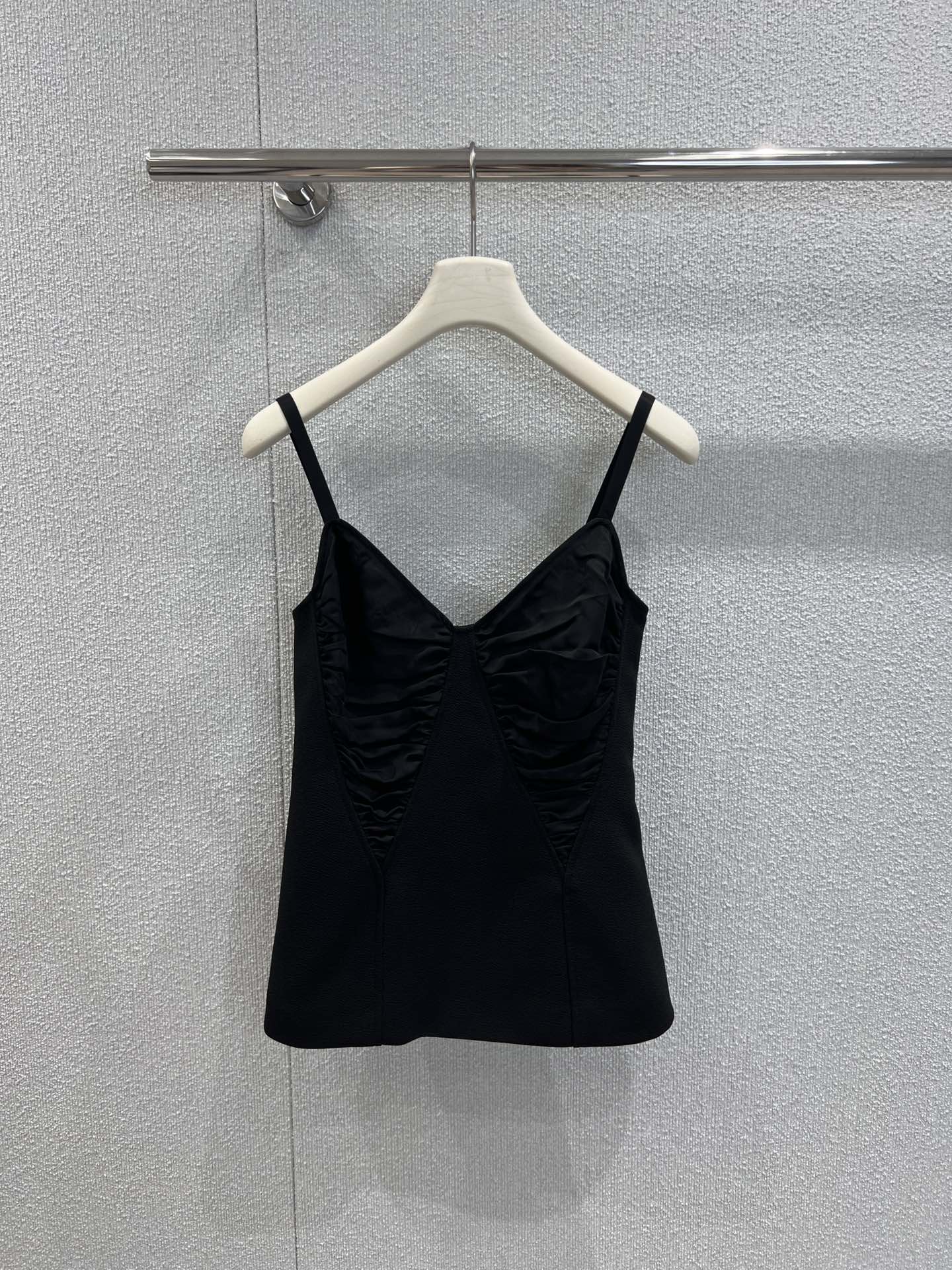 NO:413439,Support replacement Jil Sand*r 25Ss spring and summer new style pleated suspender vest top | Exclusive yb development!  High-end production!  Neat and slim tailoring, paired with three-dimensional pleats on the chest and hidden side zippers, allowing the basic suspender vest to look high-end and customized!  It not only embosses the breast shape and highlights the waistline!  One suspender, two sexy!  Paired with a suit or single wear from commuting to date, one piece can help you with multiple occasions!  Recommended ♀ S/M/L real-life detailed pictures, jil sander, business suit, alexander wang19860909支持换款 Jil Sand*r 25Ss春夏新款 褶皱吊带背心上衣丨独家yb开发！高版出品！利落修身剪裁 搭配胸前立体褶皱与隐藏式侧边拉链 让基础款吊带背心也能穿出高级定制感！既修饰胸型 又凸显腰线！一件吊带 两种性感！搭配西装or单穿从通勤到约会 一件搞定多种场合！推荐♀ 现货发售S/M/L实拍细节图,,jil sander,business suit,alexander wang,Women's clothing