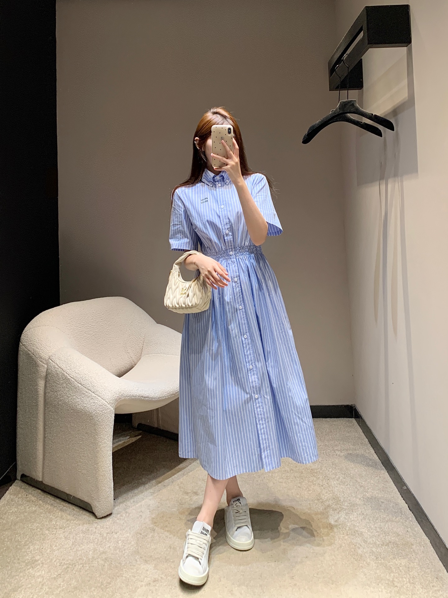 NO:413463,Miumi* 25Ss Spring and Summer New Style Refreshing Academy Style Elastic Waist Striped Short Sleeve Shirt Dress丨Exclusive YB Development!  High-end production!  Custom imported cotton material, skin-friendly and soft version is crisp and stylish, huge and comfortable, classic brand logo embroidery embroidery, waist-closing skirt is lively and elegant, outlining graceful figure. Whether you are strolling on the street or attending casual parties, it can make you elegant and outstanding and become the focus of everyone. S/M/L is available in stock, miumiu, skirts, shirts, T-shirts, alexander wang19860909Miumi* 25Ss春夏新款 清爽学院风松紧腰条纹短袖衬衫连衣裙丨独家yb开发！高版出品！定制进口全棉材质 亲肤柔软版本挺括有型 巨巨巨舒服,经典品牌logo刺绣点缀,收腰裙摆灵动飘逸,勾勒曼妙身姿.无论是漫步街头还是出席休闲聚会,它都能让你优雅出众,成为众人焦点.现货发售S/M/L,,miumiu,skirts,shirts,T-shirt,alexander wang,Women's clothing