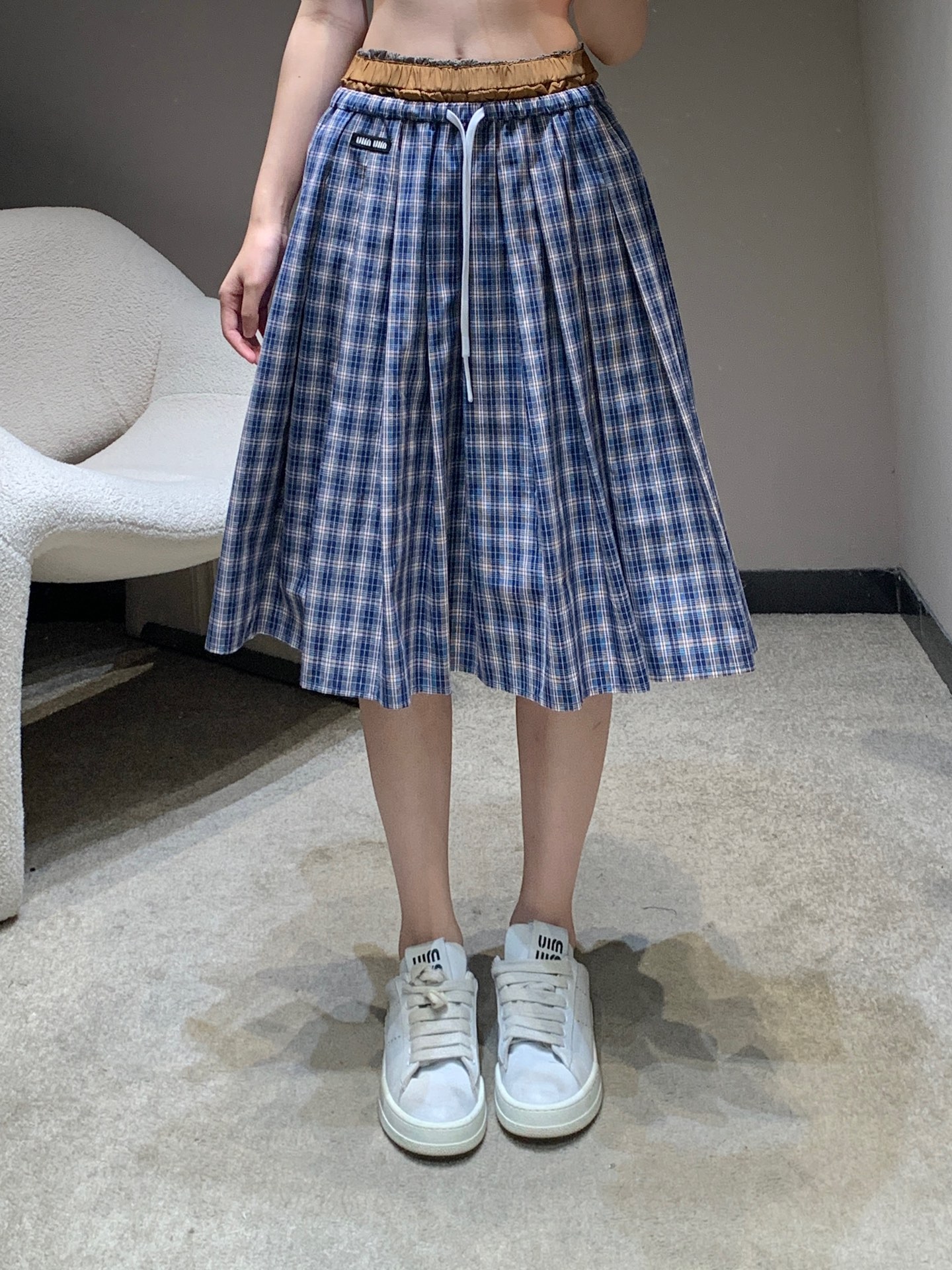 NO:413485,Miumi* 25Ss spring and summer new style, intellectual classic plaid pleated skirt丨Exclusive yb development!  High-end production!  The elastic medium and high waist pleated skirt is full of materials, the pleated position and pleat volume are exquisite, and the drooping feels very good. The skirt is embellished with logo patches to add highlights, and the upper body is very three-dimensional!  S/M/L, miumiu, skirts, alexander wang19860909Miumi* 25Ss春夏新款 知识分子经典格纹百褶半身裙丨独家yb开发！高版出品！松紧中高腰百褶裙身,一条裙子超大用料,褶位和褶量精致,垂感非常好,裙身点缀logo贴布增添亮点, 上身非常有立体感！现货发售S/M/L,,miumiu,skirts,alexander wang,Women's clothing