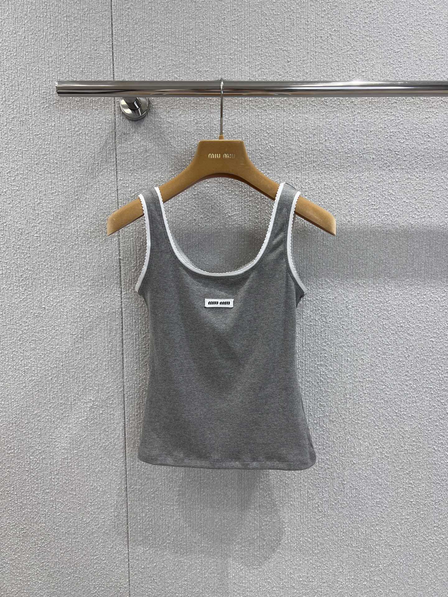 NO:483657,Support replacement Miumi* 25Ss spring and summer new style, letter micro-label lace vest丨Exclusive high-end production!  Layerism, wears its own unique style, simple and atmospheric base, seemingly casual, but it just closes your eyes. It is not simple at all. High elastic threaded cotton has a high density. It will not deform no matter how you pull it. It has a certain thickness, but it is not stuffy. It is fixed knitted lace, which is very good at grasping the girlish temperament, it is really very miu!  S/M/L real photos, miumiu, alexander wang19860909支持换款 Miumi* 25Ss春夏新款 字母微标花边背心丨独家高版出品！叠穿主义,穿出属于自己的独一无二风格,简洁大气的打底,看似随意实则拿捏直接闭眼入,一点都不简单,高弹力螺纹棉,密度很高 怎么拉都不会变形,有一定厚度,但不闷热,定织针织花边,很好的拿捏少女气质,真的非常miu！现货发售S/M/L实拍细节图,,miumiu,alexander wang,Women's clothing