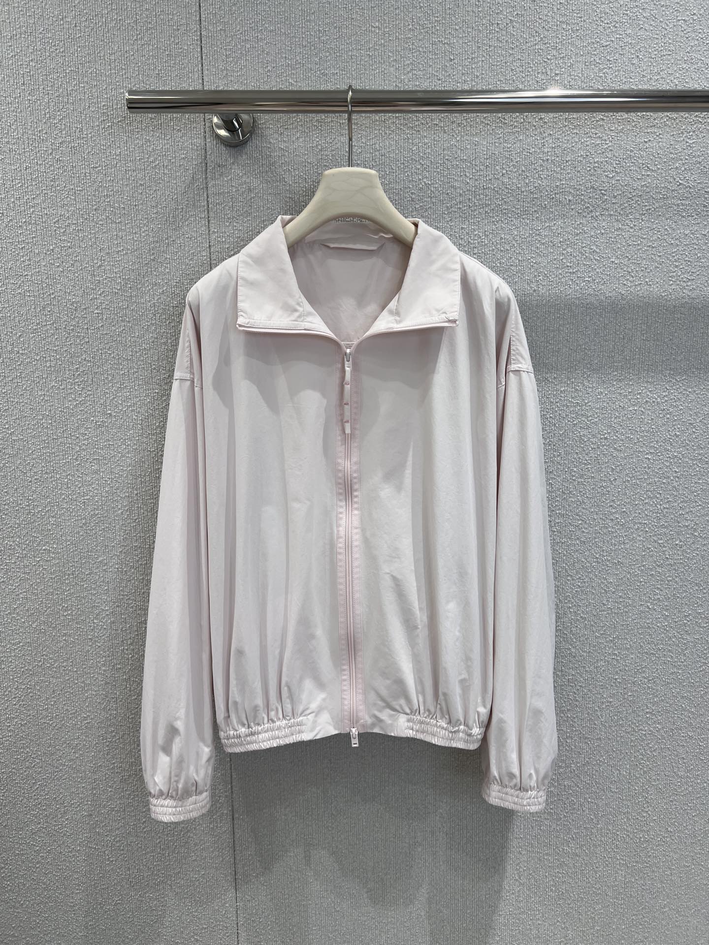 NO:414472,Support replacement Acne studio* 25Ss spring and summer new style 1996 embroidered loose version jacket jacket | Exclusive yb development!  High-end production!  The same style for men and women is made of tech cotton and nylon blend fabric. The back is decorated with exquisite embroidery logo. It is low-key but the brand texture is highlighted. It is full of details. Two-way zipper design. It is long below the waist. It is comfortable and practical and stylish. Whether it is daily outing or matching layered outfits, it can be easily controlled. It interprets the modern and practical balanced aesthetics!  S/M/L real photos, acne studios,dior, jackets & coats, jackets & coats, alexander wang19860909支持换款 Acne studio* 25Ss春夏新款 1996刺绣宽松版冲锋衣夹克外套丨独家yb开发！高版出品！男女同款 采用科技棉和锦纶混纺面料制成 后背饰有精致刺绣标识 低调却彰显品牌质感 细节满满 双向拉链设计 长至腰身以下 舒适实穿又不失格调 无论是日常出街还是搭配层次穿搭 都能轻松驾驭 演绎摩登与实用的平衡美学！现货发售S/M/L实拍细节图,,acne studios,dior,jackets & coats,jackets & coats,alexander wang,Women's clothing