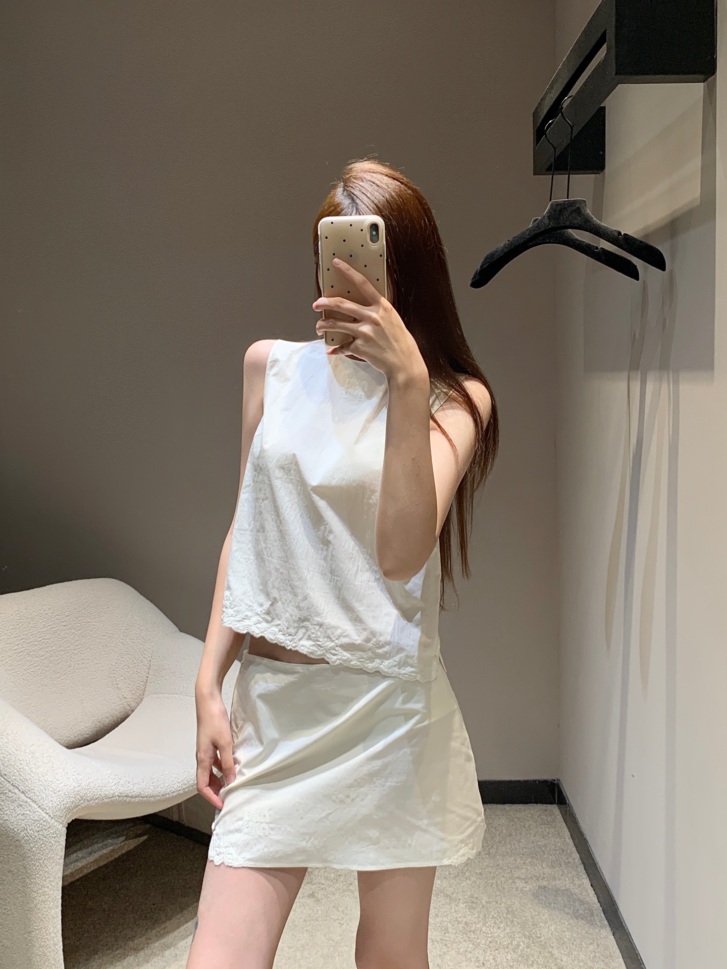 NO:414533,Miumi* 25Ss spring and summer new style simple and versatile embroidered sleeveless vest top | Exclusive yb development!  High-end production!  The upper body is very high-end and full of temperament instantly!  A must-have item for hot girls!  The photo is super chicky and fashionable!  Absolutely unique. One set of heavy industry technology is complicated in workmanship!  The details are perfect!  It's really beautiful~ Jimei, rush to the duck!  S/M/L, miumiu,alexander wang19860909Miumi* 25Ss春夏新款 简约百搭刺绣无袖背心上衣丨独家yb开发！高版出品！上身非常高级气质瞬间拉满！辣妹女孩们必入单品！拍照超鸡具有时髦感！绝对的与众不同 一套都是重工工艺 做工复杂！细节也做到完美！真的非常好看～集美们 冲鸭！现货发售S/M/Ｌ,,miumiu,alexander wang,Women's clothing