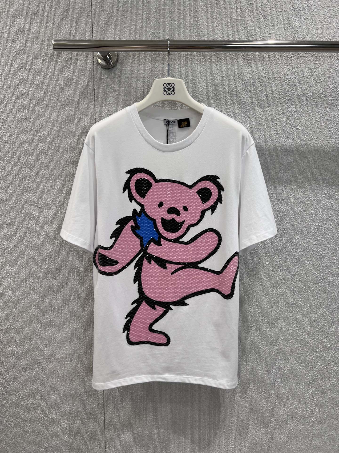 NO:435457,Support replacement Loew* 25Ss spring and summer new style grateful dead joint series hot diamond pink bear round neck short-sleeved T-shirt | Exclusive yb development!  High-end production!  The unique personality is trendy and cool, and it is really powerless to resist T-shirts!  Who can refuse it?  The classic round neck design is simple and easy to wear!  The design of rotator sleeves is super slimming and not picky about the figure. A must-have for trendy people when they go out. The rate of men and women wearing each other is 100% customized fabric. It is easy to wear and feel fashionable and versatile. It is a must-have item series~ Who doesn’t have a T-shirt that is easy to wear and pleasing to look at this summer!  Close your eyes and rush!  S/M/L real photos, loewe, T-shirt,tees, t-shirt,alexander wang19860909支持换款 Loew* 25Ss春夏新款 grateful dead 联名系列烫钻粉色小熊圆领短袖T恤丨独家yb开发！高版出品！个性独特又潮又酷对于T恤真的毫无抵抗力！百搭又舒适 谁能拒绝呢！经典的圆领设计简洁好穿！落肩袖的设计 超级显瘦不挑身材 潮人出街必备 男女通穿回头率百分百采用定制面料 轻松穿出街头感时髦百搭必入单品系列～这个夏天谁还没有一件好穿又耐看的T恤呢！都给我闭眼冲！现货发售S/M/L实拍细节图,,loewe,T-shirt,tees，t-shirt,alexander wang,Women's clothing