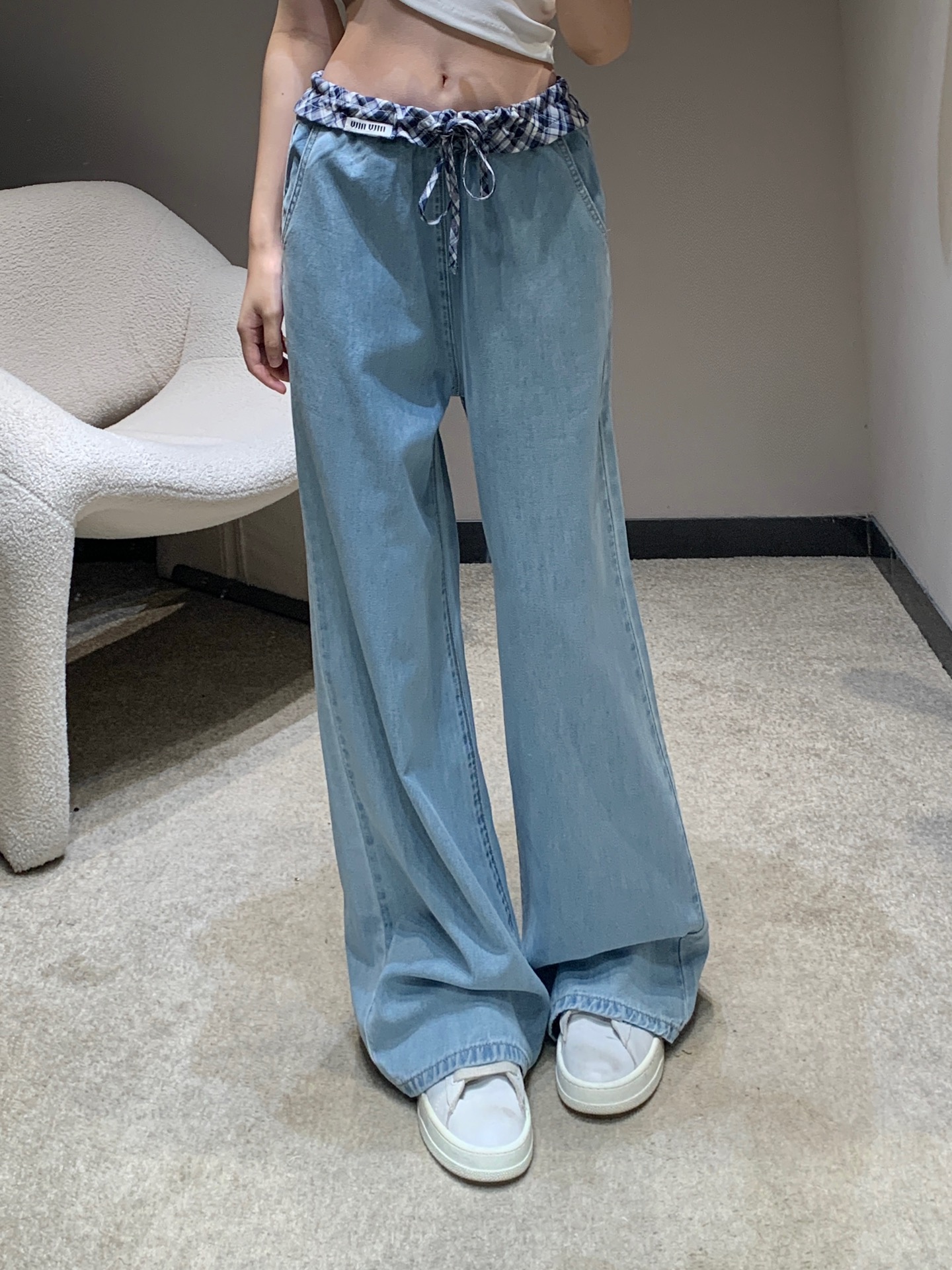 NO:417258,Miumi* 25Ss spring and summer new style plaid spliced ​​Tennis jean trousers | Exclusive high-end production!  The upper body looks very slim!  Pure cotton Tencel denim fabric has a great texture!  The retro water washing process is versatile and not picky about people with long legs!  Highly recommend your own version!  Perfect workmanship quality depends on the details!  S/M/L, miumiu,alexander wang19860909Miumi* 25Ss春夏新款 格纹拼接天丝牛仔长裤丨独家高版出品！版型上身超显瘦！纯棉天丝牛仔面料质感超赞！复古洗水工艺百搭不挑人大长腿神器绝绝子！强烈推荐自留款！完美做工品质看细节！现货发售 S/M/L,,miumiu,alexander wang,Women's clothing