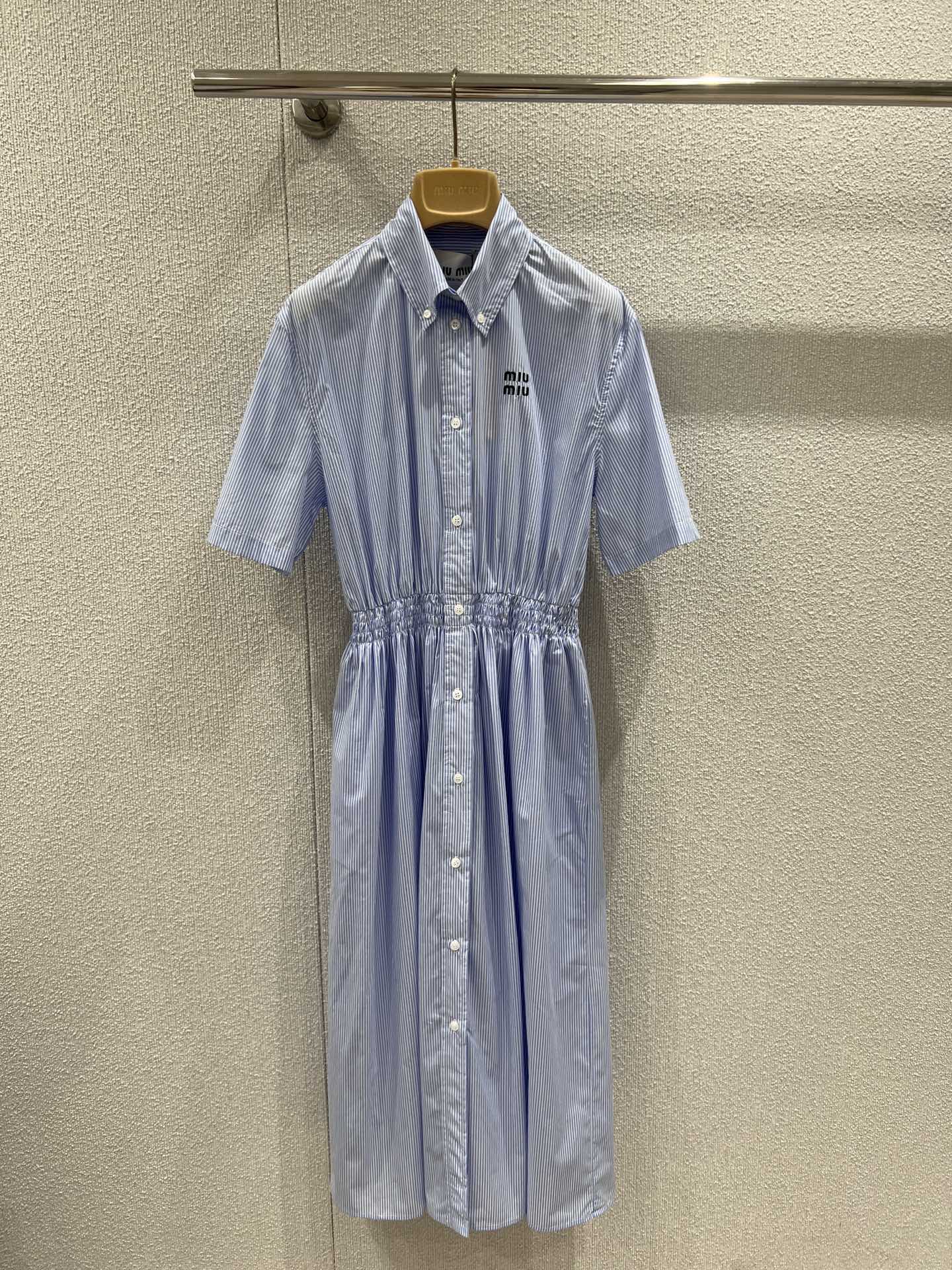 NO:485424,Support replacement Miumi* 25Ss spring and summer new style refreshing college style elastic waist striped short-sleeved shirt dress | Exclusive yb development!  High-end production!  Custom imported cotton material, skin-friendly and soft version is crisp and stylish, huge and comfortable, classic brand logo embroidery embroidery, waist-closing skirt is lively and elegant, outlining graceful figure. Whether you are strolling on the street or attending casual parties, it can make you elegant and outstanding and become the focus of everyone. S/M/L real-life detailed pictures are available in stock, miumiu, skirts, shirts, T-shirts, alexander wang19860909支持换款 Miumi* 25Ss春夏新款 清爽学院风松紧腰条纹短袖衬衫连衣裙丨独家yb开发！高版出品！定制进口全棉材质 亲肤柔软版本挺括有型 巨巨巨舒服,经典品牌logo刺绣点缀,收腰裙摆灵动飘逸,勾勒曼妙身姿.无论是漫步街头还是出席休闲聚会,它都能让你优雅出众,成为众人焦点.现货发售S/M/L实拍细节图,,miumiu,skirts,shirts,T-shirt,alexander wang,Women's clothing