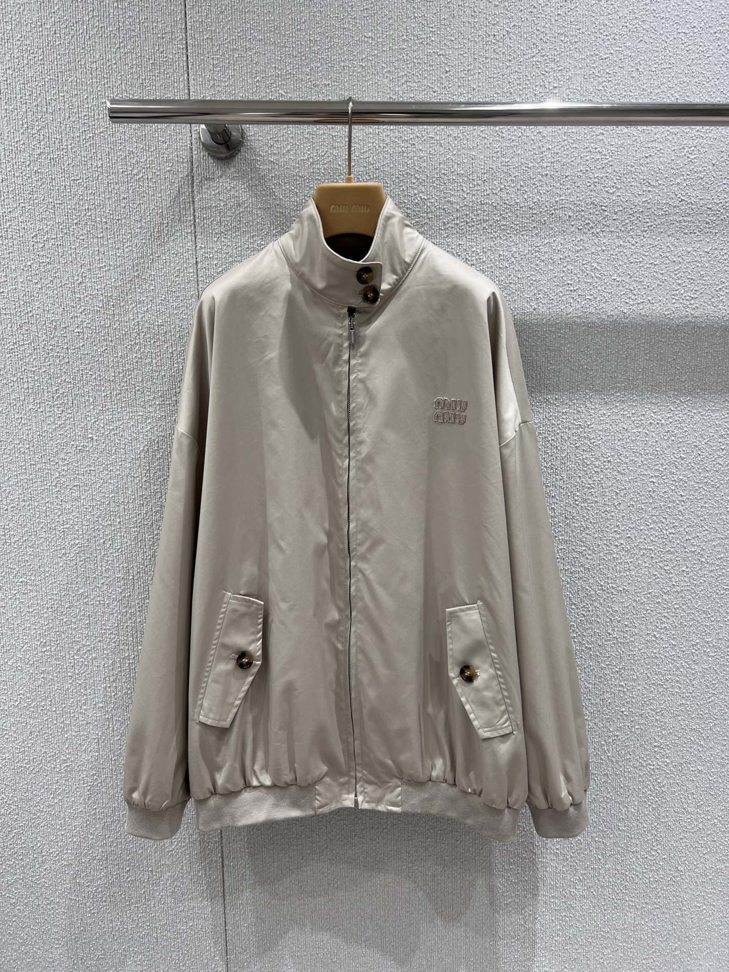 NO:481661,Support replacement Miu Mi* 25Fw early autumn new model, micro-label red grid lining lapel long sleeve loose casual jacket | Exclusive yb development!  High-end production!  Customized woven inner lining fabrics, pay attention to the difference between the lower versions on the market!  Loose style for men and women, decorated with brand logo embroidery, retro style elements, custom fabric texture is excellent. Perfect workmanship quality depends on details. S/M/L real shot details pictures are available in stock, miumiu, jackets & coats, alexander wang19860909支持换款 Miu Mi* 25Fw早秋新款 微标红格内衬翻领长袖宽松休闲外套丨独家yb开发！高版出品！定制色织内衬面料 注意区别市面低版本！男女同款宽松版型 饰有品牌标识刺绣 复古风格元素 定制面料质感超赞.完美做工品质看细节.现货发售S/M/L实拍细节图,,miumiu,jackets & coats,alexander wang,Women's clothing