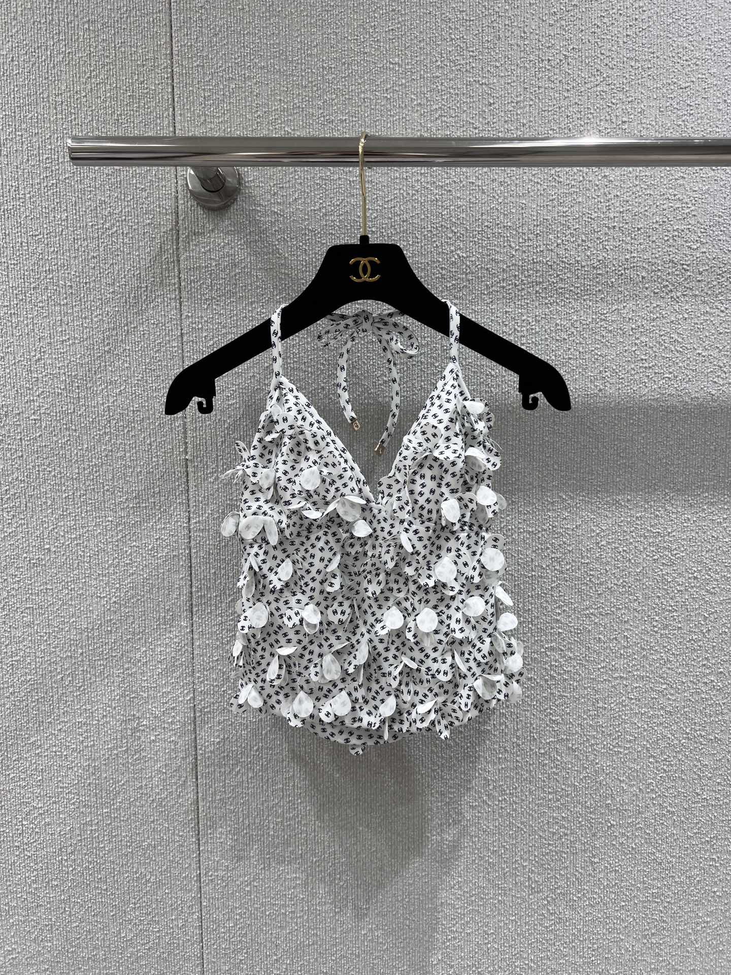 NO:420363,Supports replacement vest Chane* 25Ss early spring new model Heavy Industry Flower Hanging Neck Sling Vest + Short Skirt Set | Exclusive high-end production!  Handmade flower vest, black and white colors available, full of double C letter logos, combined with three-dimensional petal shape, full of fragrance, noble and gorgeous style, chest clavicle, moderate skin exposure, shoulder and neck lines, cute reveal sexy, high-quality, full texture, easy to become the visual focus, loose and elegant outfit, first choice for vacation, S/M/L real photos, details of S/M/L, chanel, chanel, skirts, alexander wang19860909支持换款背心 Chane* 25Ss早春新款 重工花朵挂脖吊带背心+短裙套装丨独家高版出品！手工花朵背心 通体黑白两色可选 满铺点缀双C字母徽标 配合立体花瓣状造型 满满香家贵气华丽风格 胸口锁骨适度露肤 修饰肩颈线条 可爱中透露性感 品相高级 质感十足 轻松成为视觉焦点 穿搭松弛气质 度假首选 现货发售S/M/L实拍细节图,,chanel,chanel,skirts,alexander wang,Women's clothing