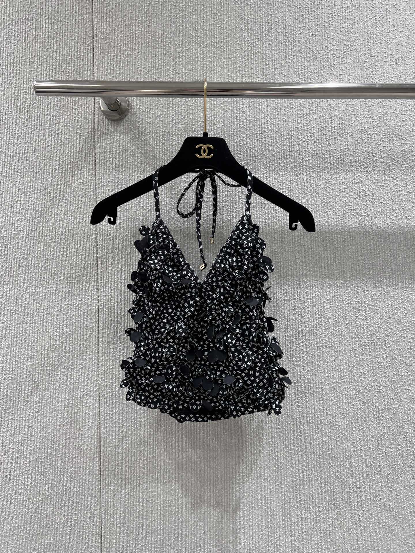 NO:420377,Supports replacement vest Chane* 25Ss early spring new model Heavy Industry Flower Hanging Neck Sling Vest + Short Skirt Set | Exclusive high-end production!  Handmade flower vest, black and white colors available, full of double C letter logos, combined with three-dimensional petal shape, full of fragrance, noble and gorgeous style, chest clavicle, moderate skin exposure, shoulder and neck lines, cute reveal sexy, high-quality, full texture, easy to become the visual focus, loose and elegant outfit, first choice for vacation, S/M/L real photos, details of S/M/L, chanel, chanel, skirts, alexander wang19860909支持换款背心 Chane* 25Ss早春新款 重工花朵挂脖吊带背心+短裙套装丨独家高版出品！手工花朵背心 通体黑白两色可选 满铺点缀双C字母徽标 配合立体花瓣状造型 满满香家贵气华丽风格 胸口锁骨适度露肤 修饰肩颈线条 可爱中透露性感 品相高级 质感十足 轻松成为视觉焦点 穿搭松弛气质 度假首选 现货发售S/M/L实拍细节图,,chanel,chanel,skirts,alexander wang,Women's clothing