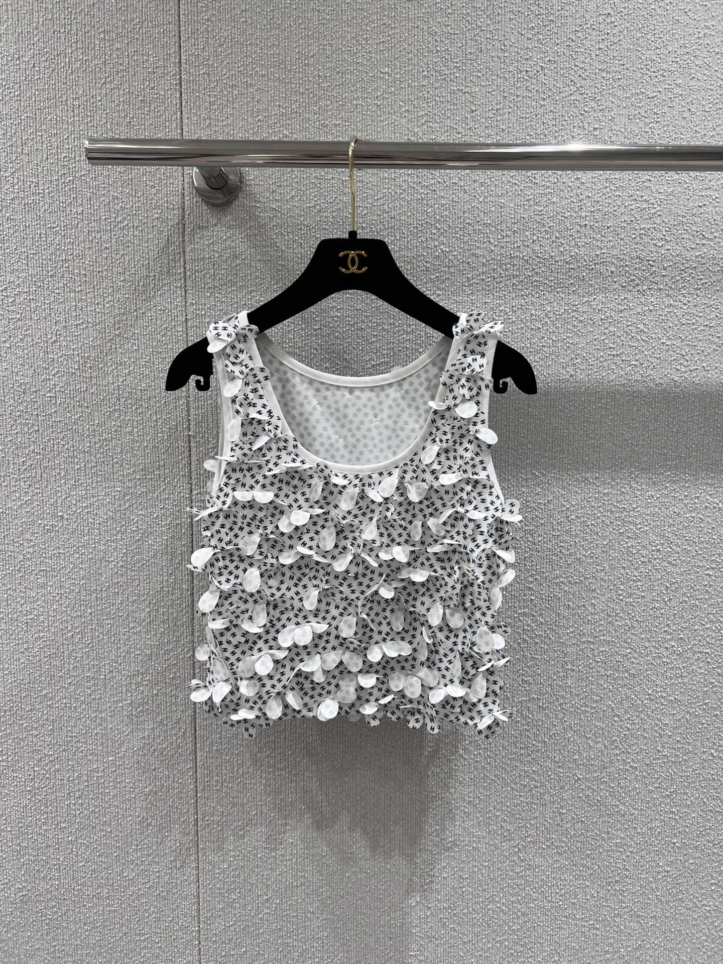 NO:420362,Chane* 25Ss early spring new model Heavy Industry Flower Vest丨Exclusive high-end production!  Handmade flower vest, black and white colors available, double C letter logos, combined with three-dimensional petal shape, full of fragrance, noble and gorgeous style, chest clavicle, moderate skin exposure, shoulder and neck lines, cute reveal sexy, high-quality, full texture, easy to become the visual focus, loose and elegant outfit, first choice for vacation, S/M/L,,chanel,chanel,alexander wang19860909Chane* 25Ss早春新款 重工花朵背心丨独家高版出品！手工花朵背心 通体黑白两色可选 满铺点缀双C字母徽标 配合立体花瓣状造型 满满香家贵气华丽风格 胸口锁骨适度露肤 修饰肩颈线条 可爱中透露性感 品相高级 质感十足 轻松成为视觉焦点 穿搭松弛气质 度假首选 现货发售S/M/L,,chanel,chanel,alexander wang,Women's clothing