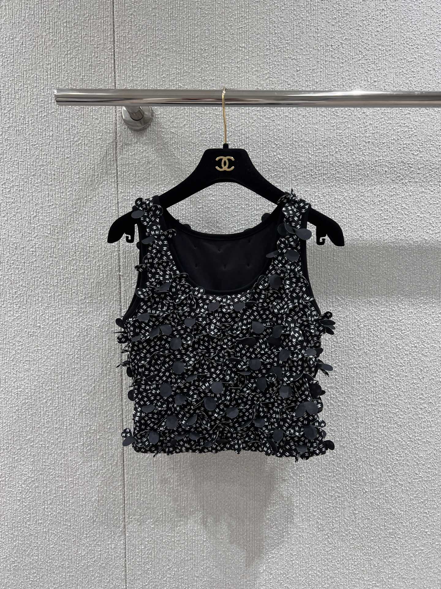 NO:420353,Support replacement Chane* 25Ss early spring new model Heavy Industry Flower Vest丨Exclusive high-end production!  Handmade flower vest, black and white colors available, full of double C letter logos, combined with three-dimensional petal shape, full of fragrance, noble and gorgeous style, chest clavicle, moderate skin exposure, shoulder and neck lines, cute reveal sexy, high-quality, full texture, easy to become the visual focus, loose and elegant outfit, first choice for vacation, real-life S/M/L photo details,, chanel, chanel, alexander wang19860909支持换款 Chane* 25Ss早春新款 重工花朵背心丨独家高版出品！手工花朵背心 通体黑白两色可选 满铺点缀双C字母徽标 配合立体花瓣状造型 满满香家贵气华丽风格 胸口锁骨适度露肤 修饰肩颈线条 可爱中透露性感 品相高级 质感十足 轻松成为视觉焦点 穿搭松弛气质 度假首选 现货发售S/M/L实拍细节图,,chanel,chanel,alexander wang,Women's clothing